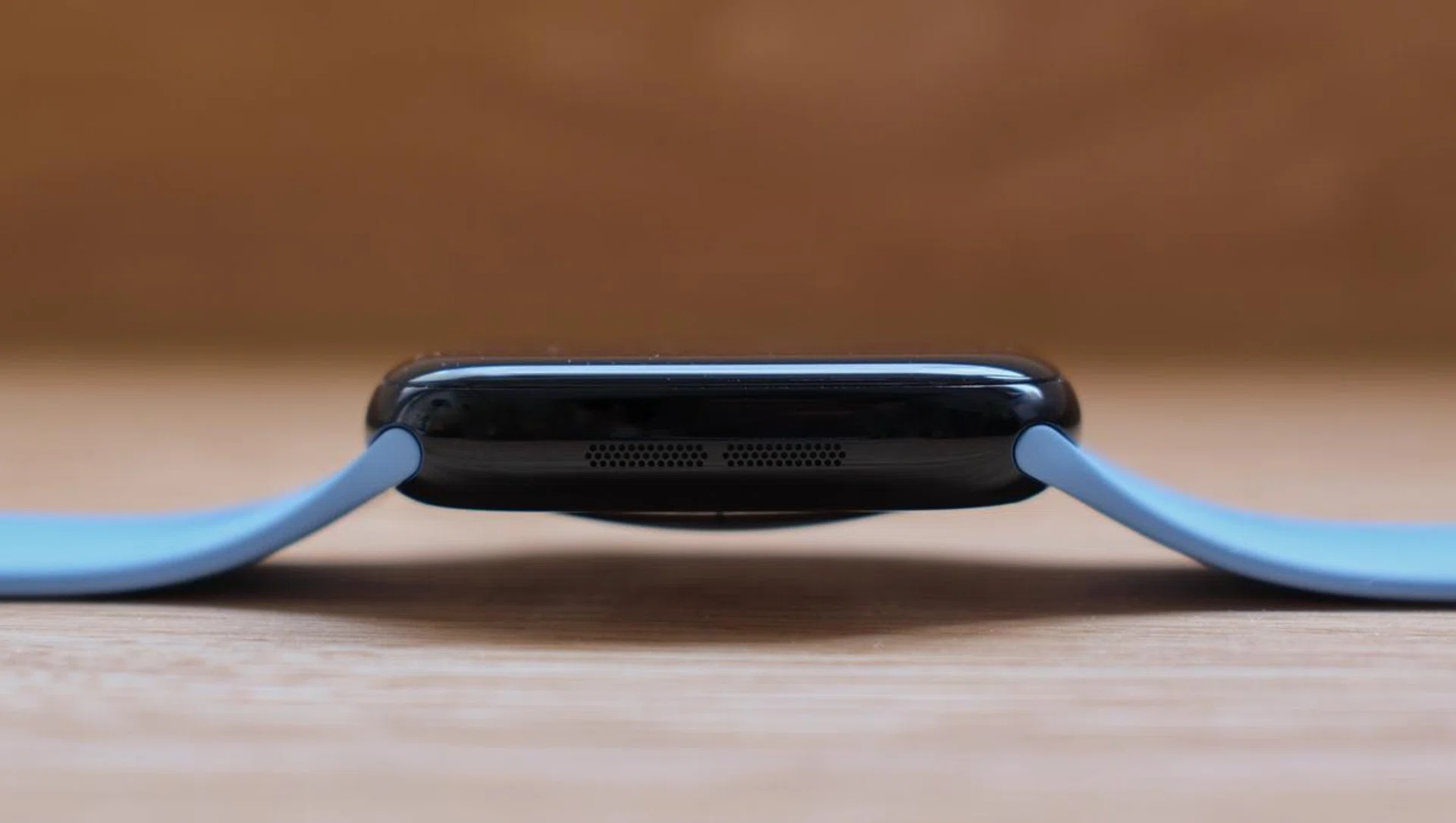 Note how slim the case is and also the speaker grille. For the first time, you can use the watch's built-in speakers to play music and podcasts. Photo: HWZ