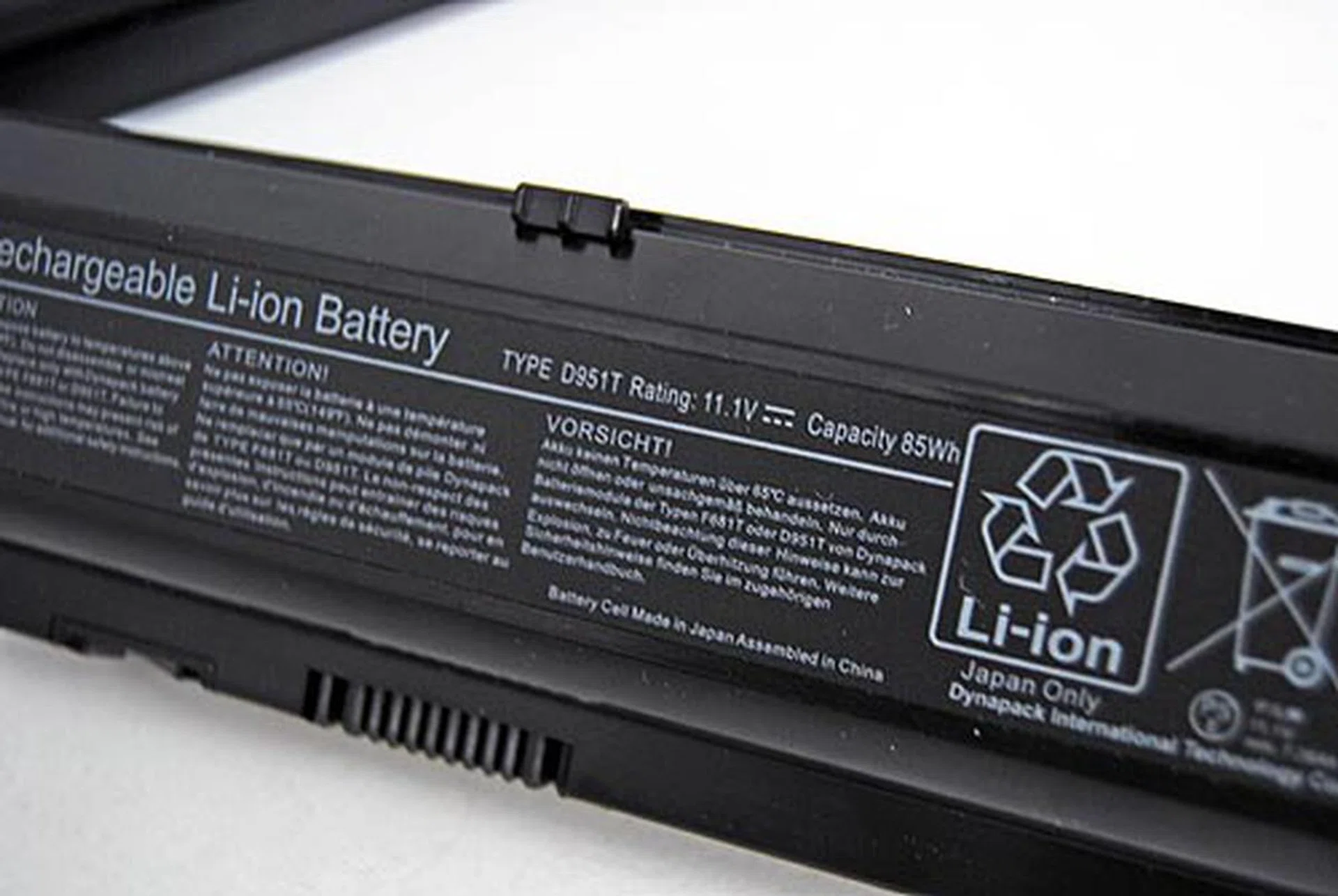 The 11.1V, 7650mAH 9-cell Li-ion battery with a capacity of 85Wh.