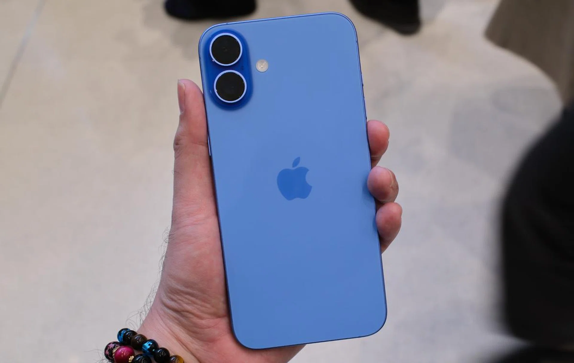 The iPhone 16 in ultramarine. Photo: HWZ
