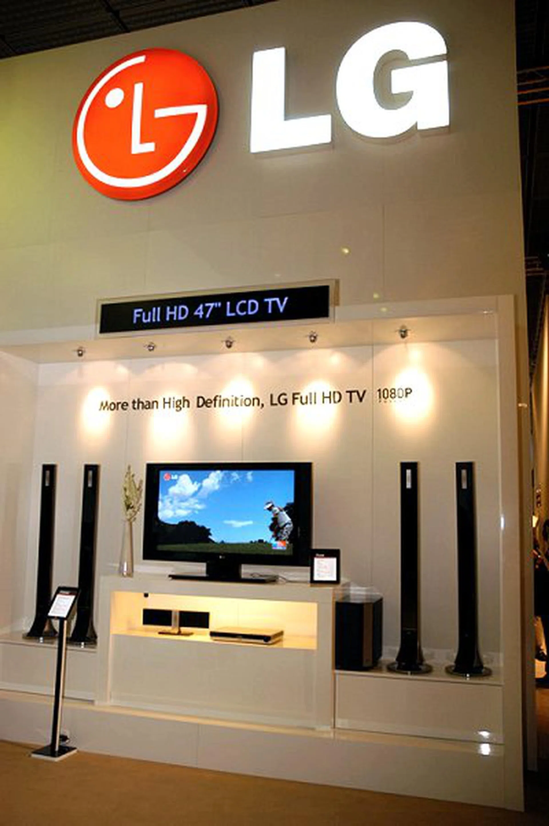 LG Electronics introduced the 47-inch Full HD LCD TV (47LB2RF) at IFA. With 1920 x 1080p Full HD resolution, this TV is expected to be released in Europe in September (it's already available in Korea since May).
