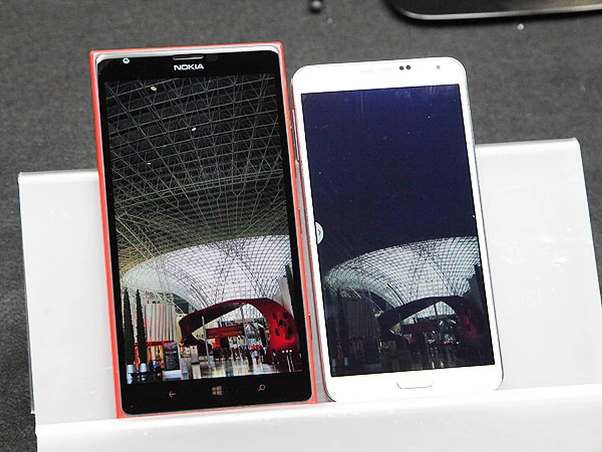 Only the Lumia 1520 features high brightness mode and a sunlight readable screen. In this test, Nokia showed how its screen remains to be usable under bright sunlight as compared to a competitor's device. Both phones set at high brightness with auto adjustment.