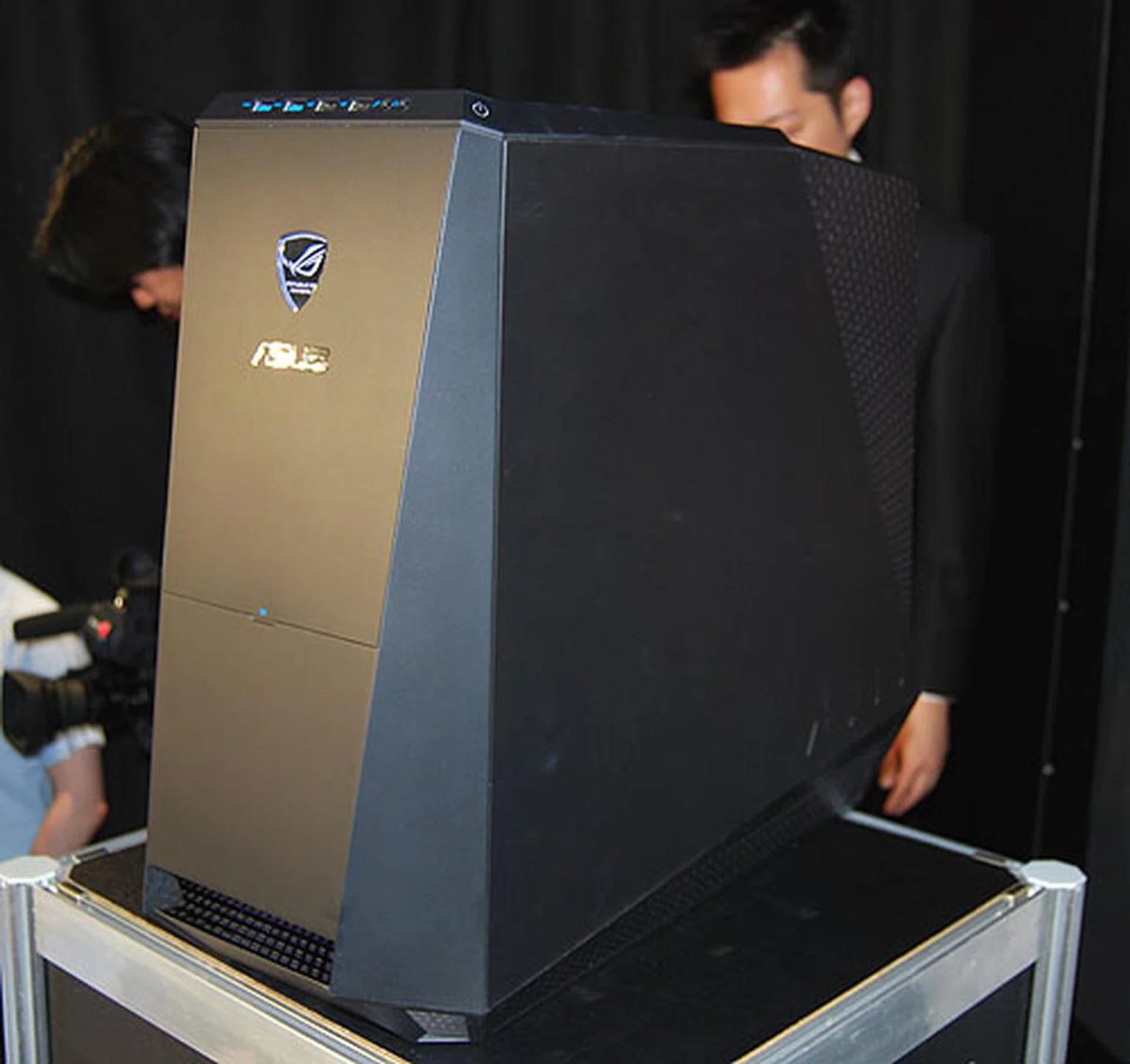 The ROG CG8565 gaming desktop looks impressive and follows the same angular, stealth theme present on the ROG notebooks.