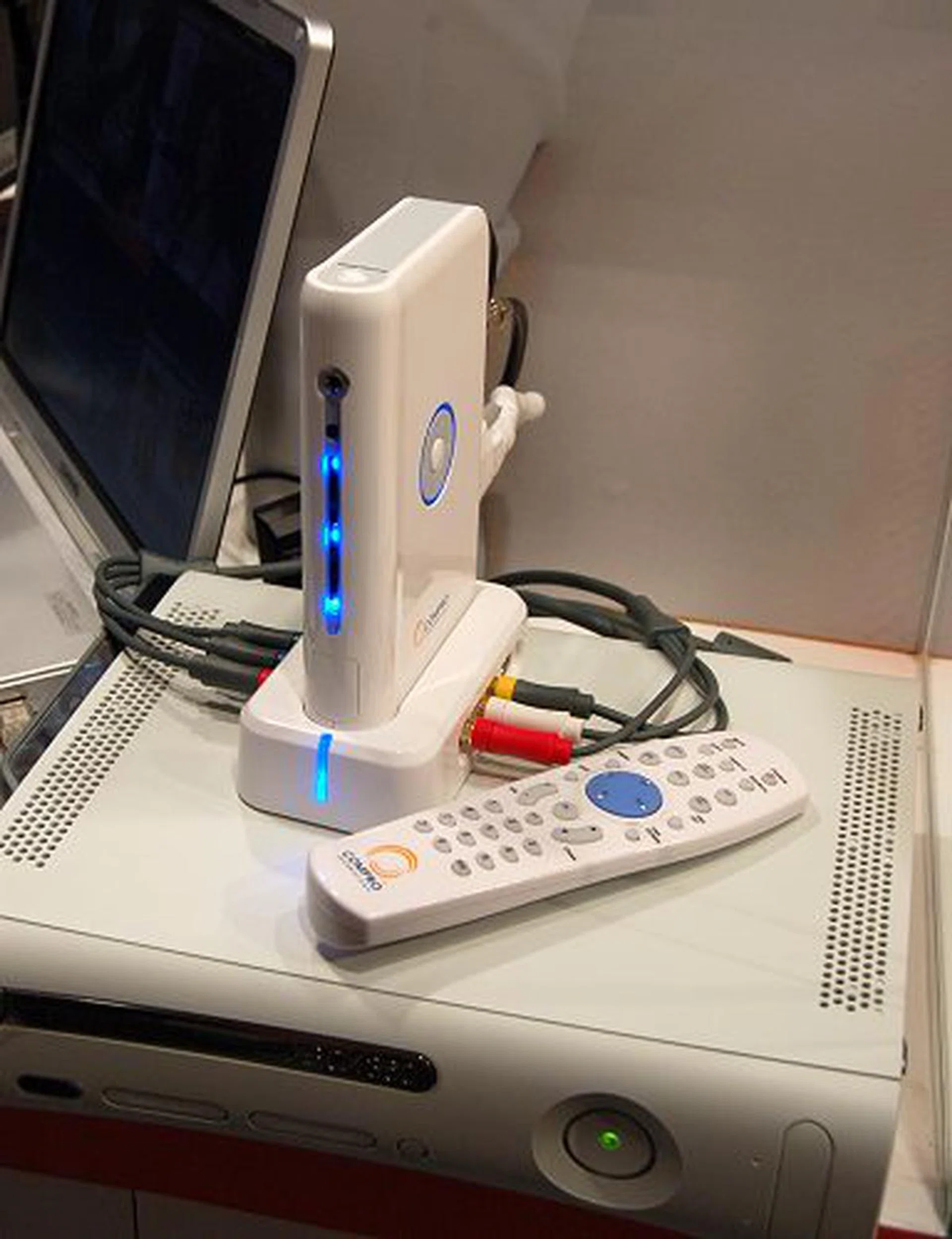 Compro hooked up an Xbox 360 to demonstrate the video capabilities of the V550.