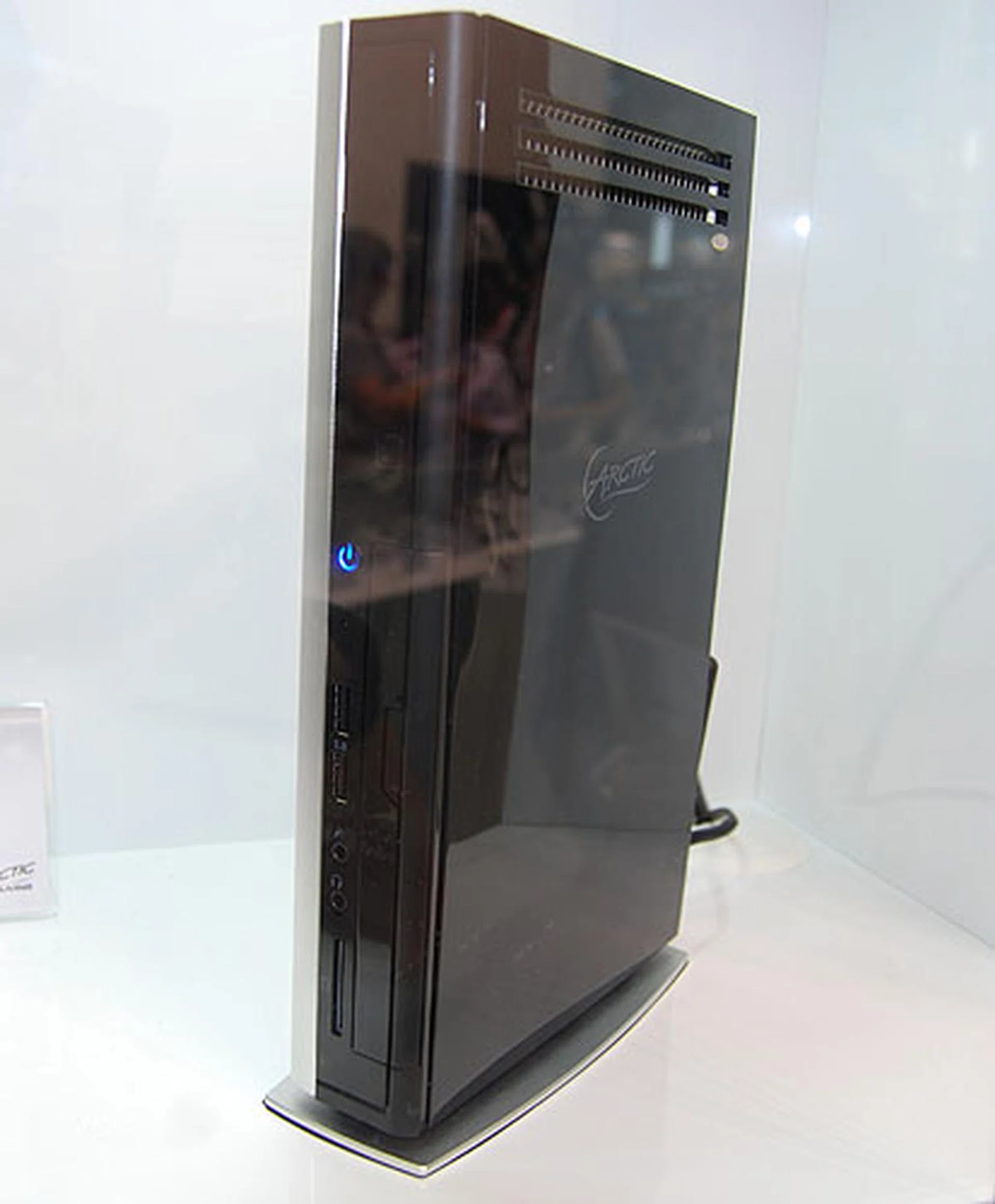 As part of Arctic Cooling's diversification into other segments, the slim MC001 is the company's first entertainment center. Powered by the dual-core Atom D525 processor and AMD's Radeon 5430 graphics, this small console-like device runs Win 7. Options for a Blu-ray drive, a digital TV tuner and a 120GB SSD are also available.