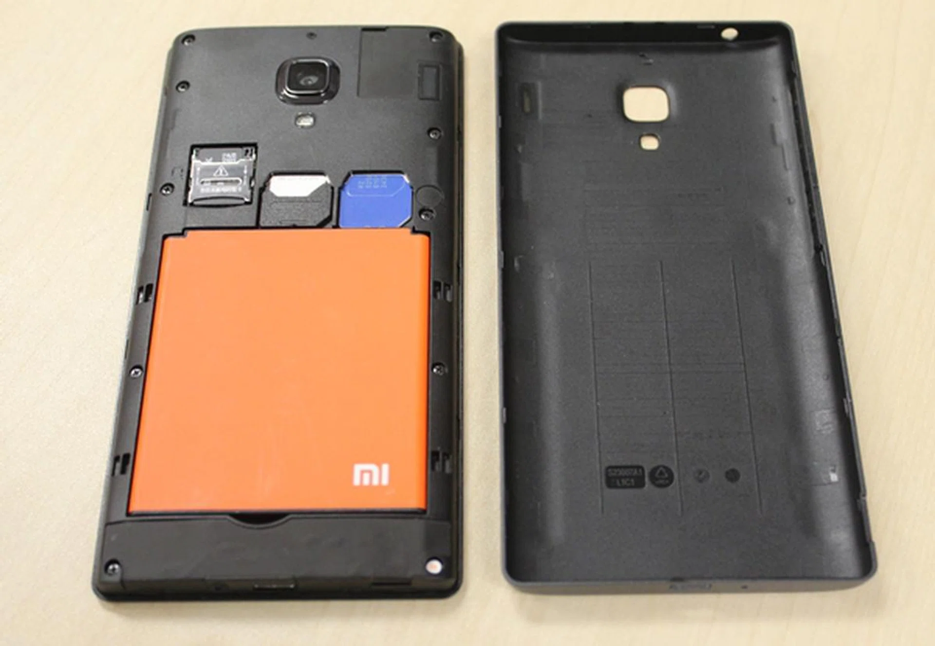 The Redmi uses normal-sized SIM cards. The left slot (white SIM) supports 3G while the right slot (blue SIM) only supports 2G. Oh, did we mention that the battery is removable too?