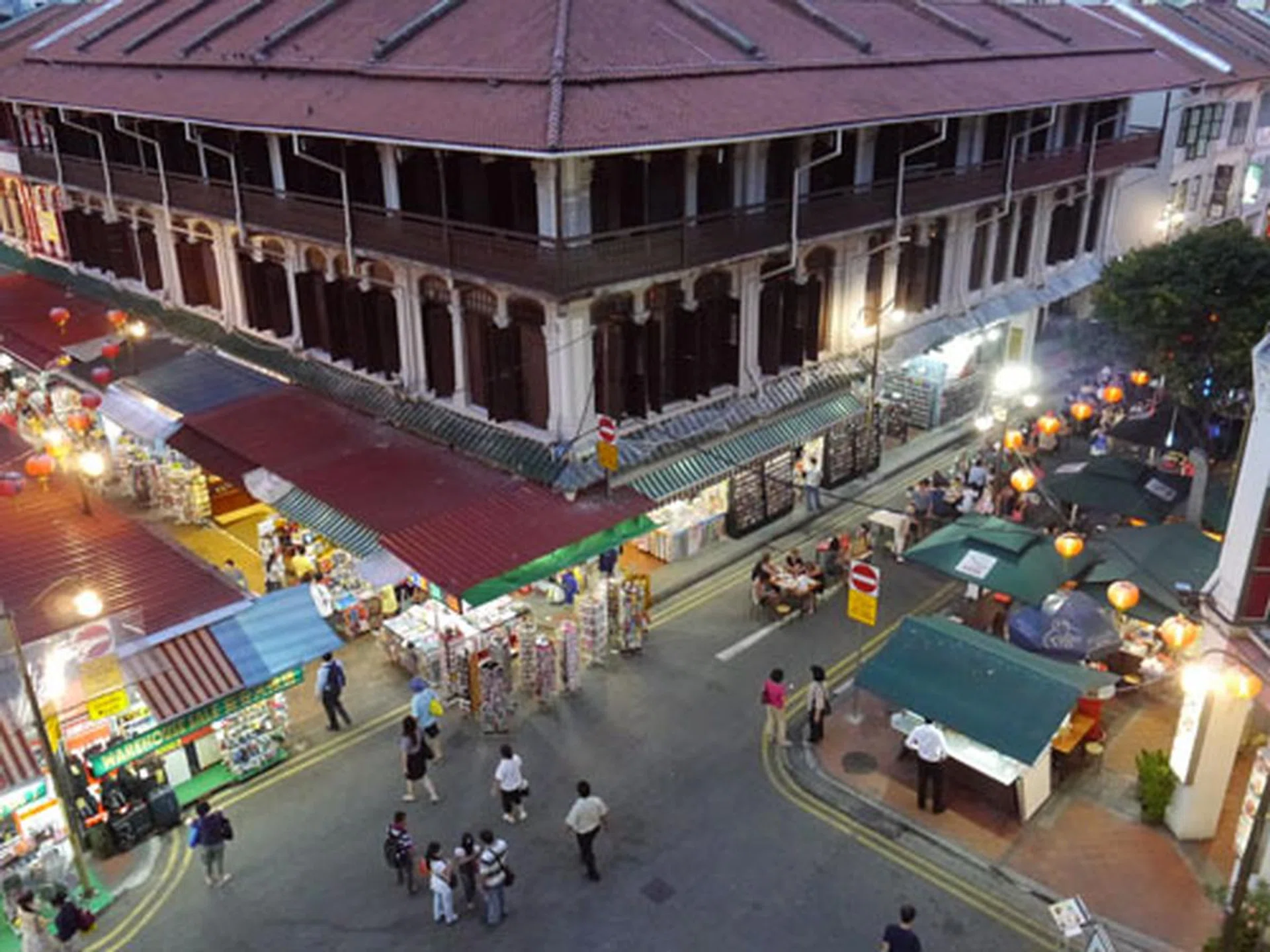 f/5.6 at 28mm (35mm equivalent), 1/40 sec, ISO3200.