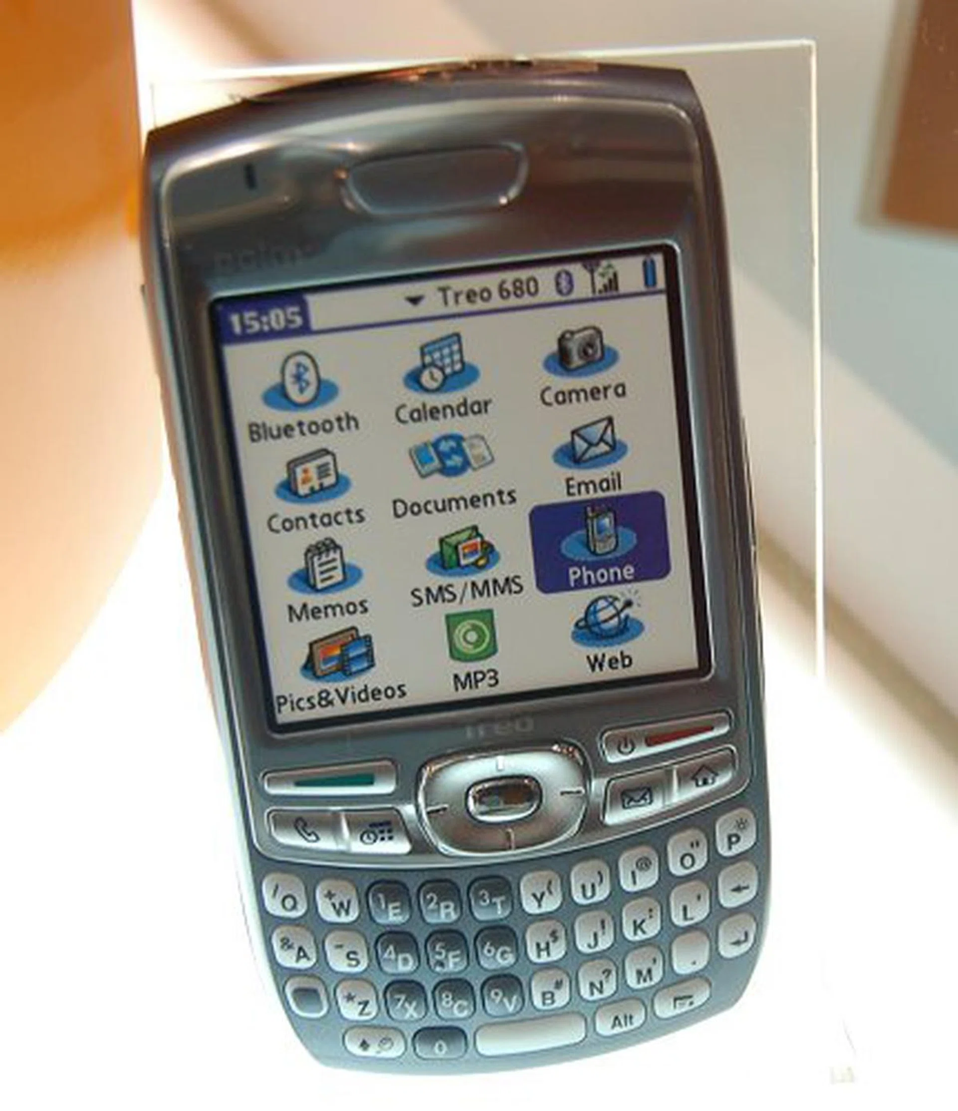 ... of this baby. What you're looking at is the new Treo 680 that's still running on the Palm operating system. It's currently only available as a Pre-order during SITEX for S$888. Freebies include a Maison Antonin Rodet Pinot Noir 2002 and a limited edition Palm Picnic rucksack worth a total of S$167.