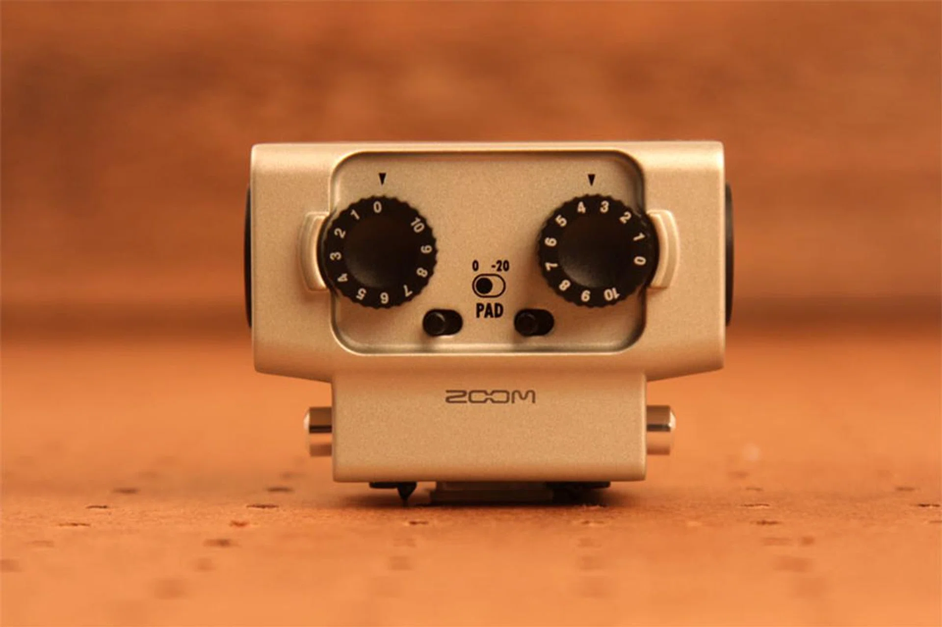 The dual XLR/TRS combo attachment enables the H6 to record up to a total of 6 inputs.