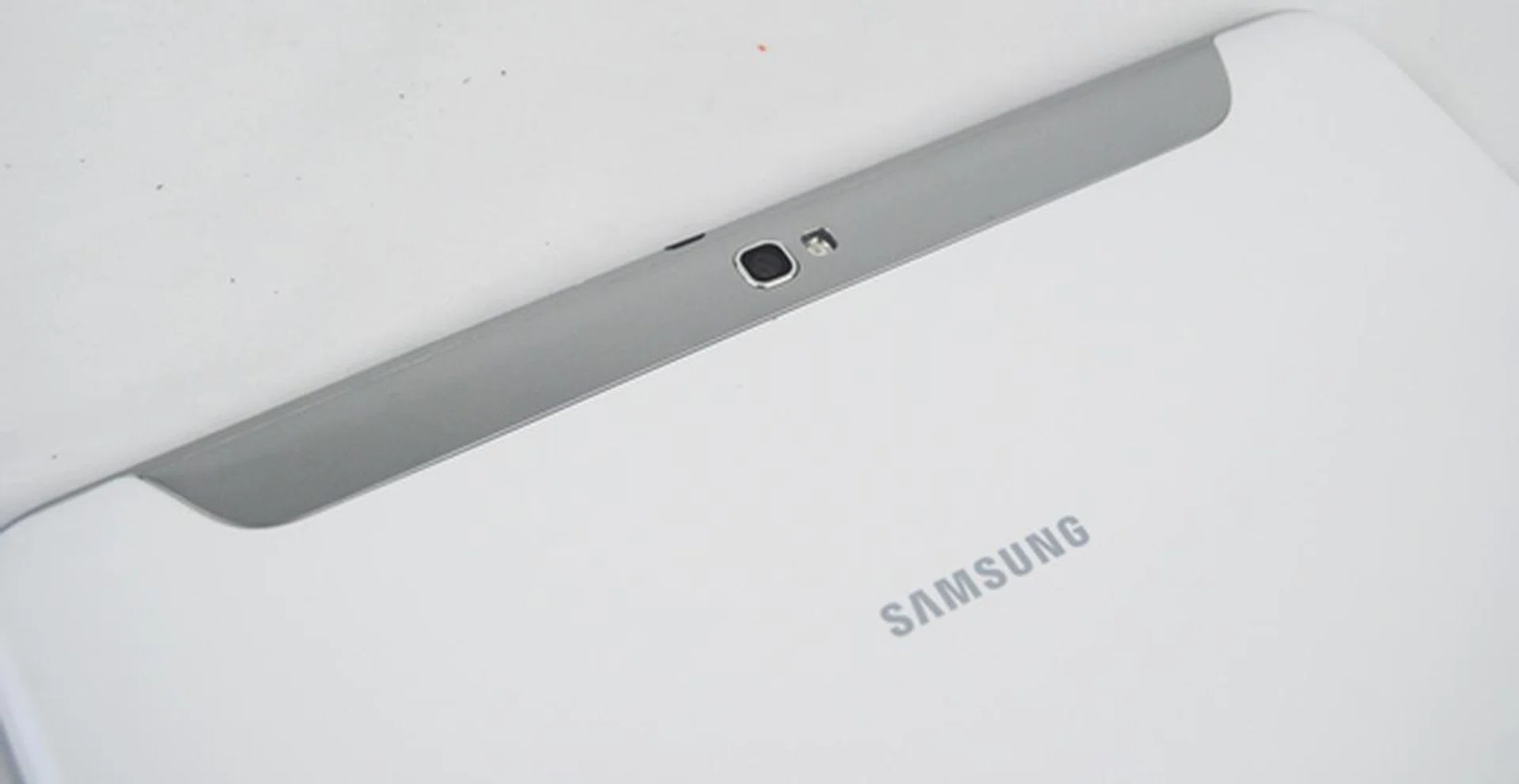 The back of the Samsung Galaxy Note 10.1 flexes under a little finger pressure, which speaks volume about its build quality. Its glossy back surface also picks up fingerprints and smudges quickly, unlike the matte surface of the Galaxy Tab 2 (10.1).