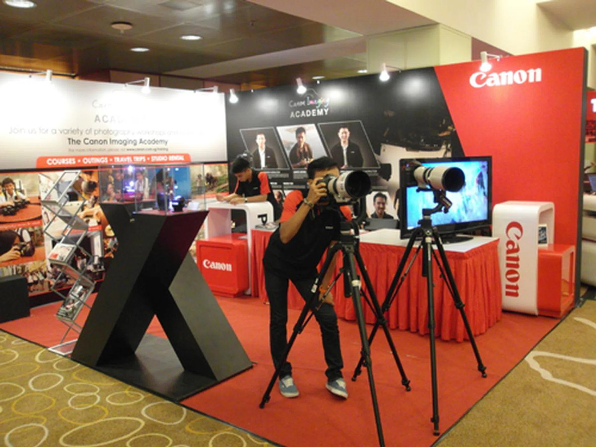 DSLRs, compact cameras and more can be found at the Canon booth. Feel free to approach their staff to find the best deals at Comex 2011.