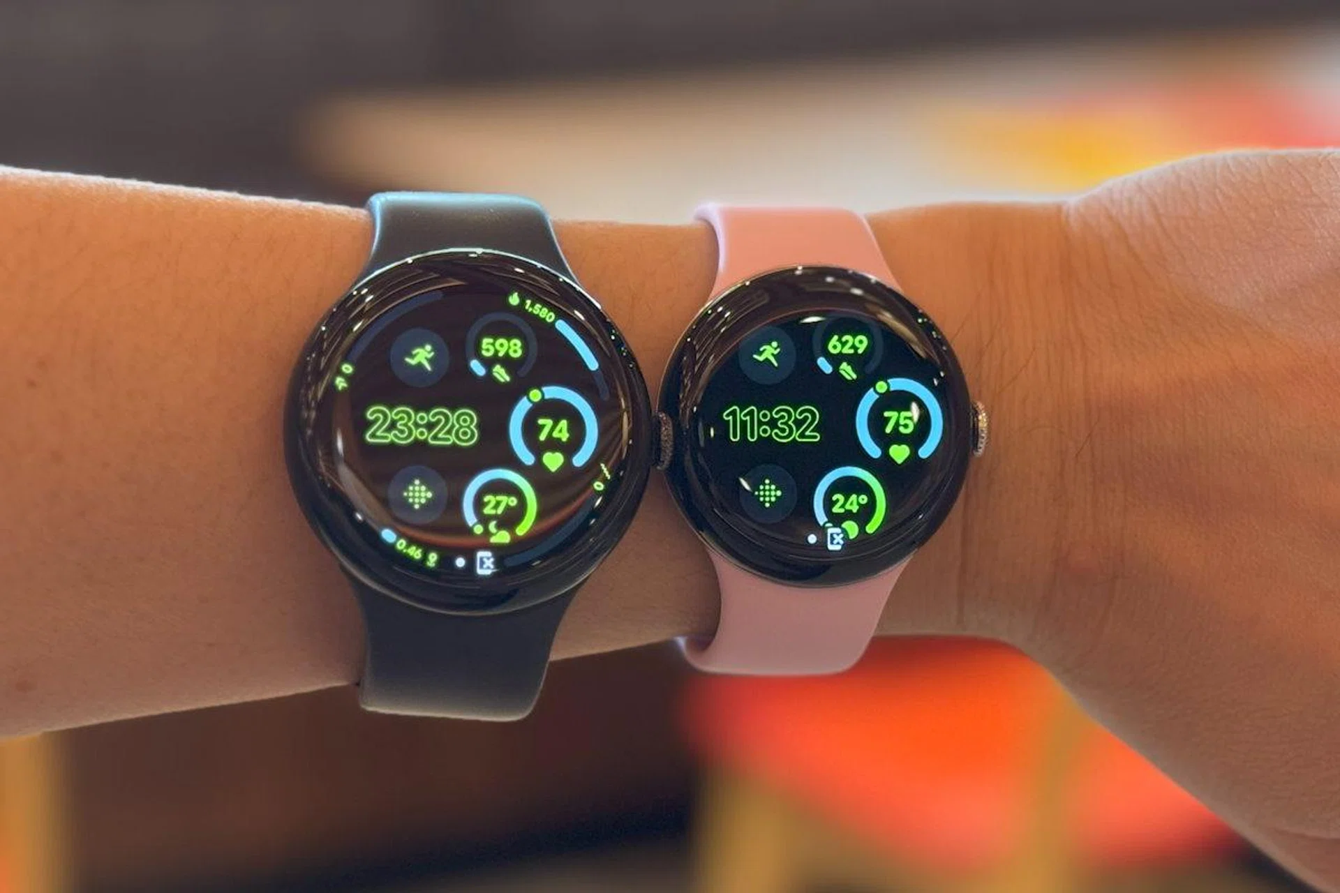 The larger 45mm Pixel Watch 3 (black) shows more complications even with the same watch face than the 41mm version (pink). Photo: HWZ