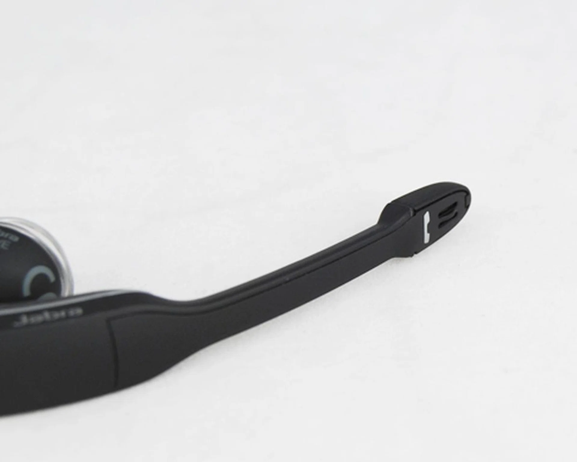 A hard to press call/end button is one of the biggest shortcoming of the Jabra Wave.