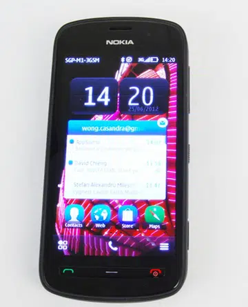 The Nokia 808 PureView is pretty bulky by today's standards, weighing at 169g and measuring a 17.95mm thick where the camera protrudes.
