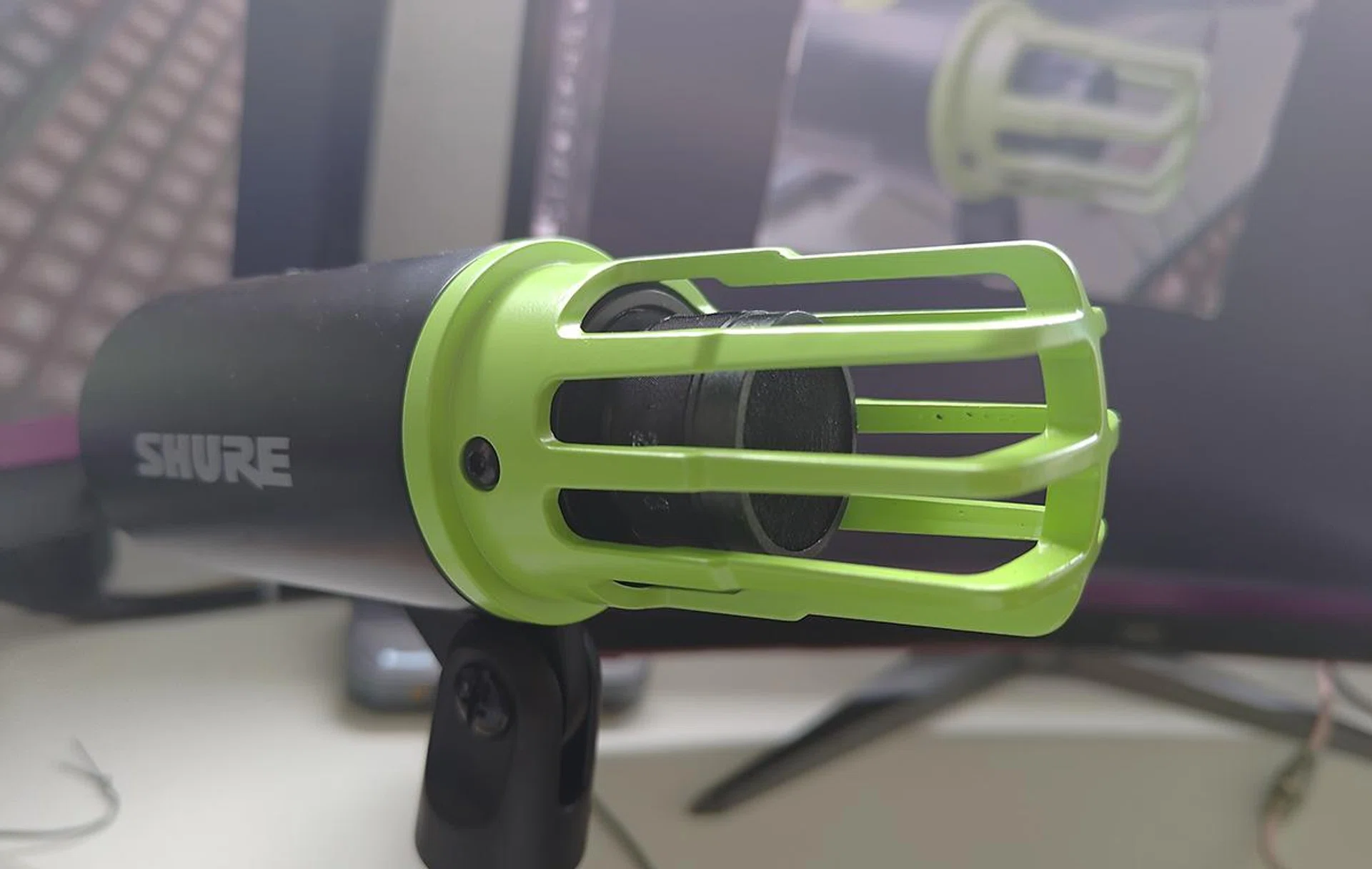 There's quite a distance between the diaphragm and the tip of the metal grille, possibly for better plosive rejection. Photo: HWZ