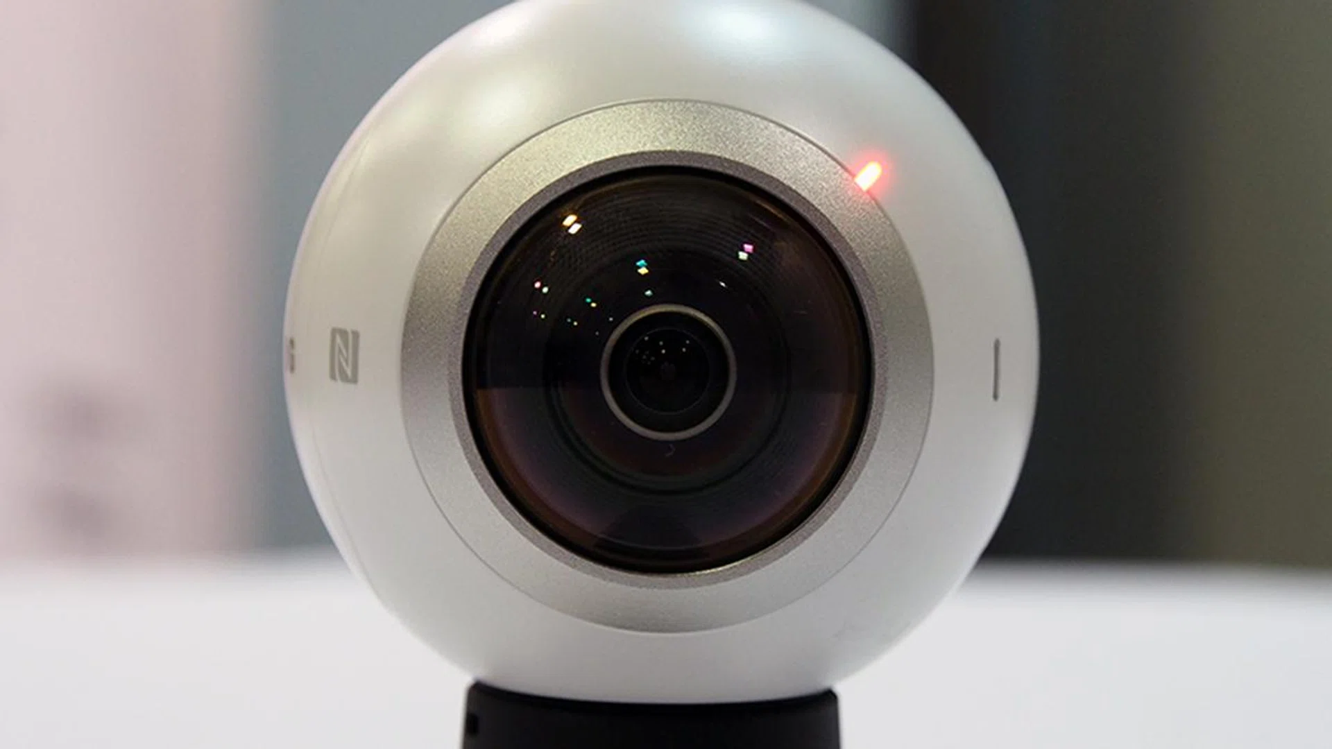 The Gear 360 has two CMOS 15-megapixel fish-eye cameras located on both ends of the spherical body.