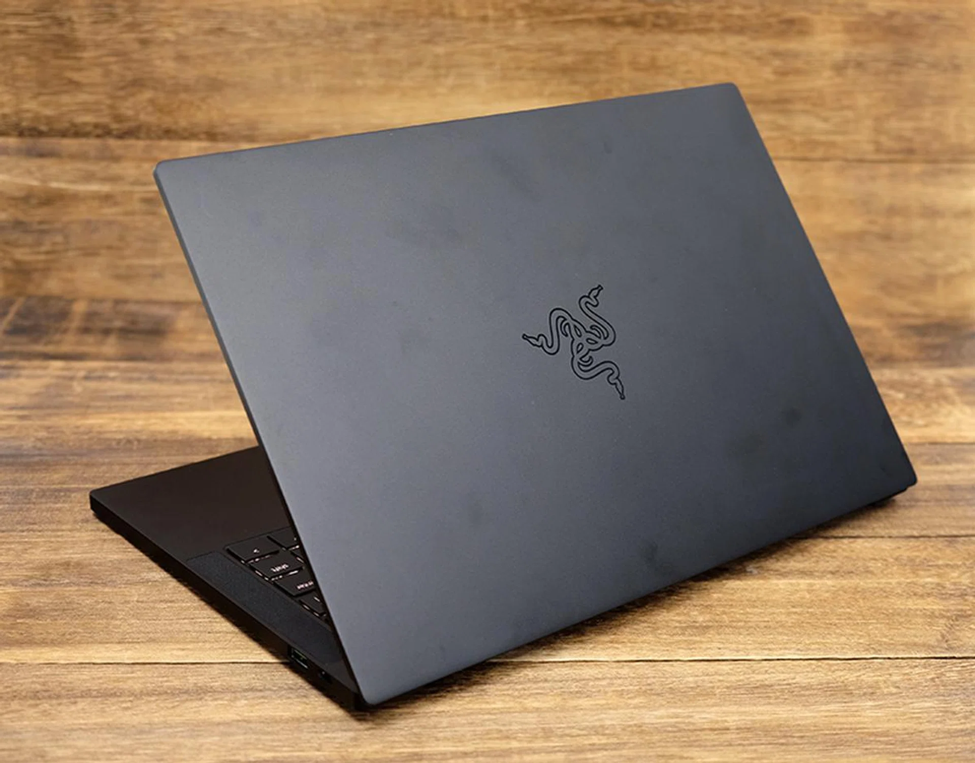 An excellent ultraportable boasting good performance, high build quality, and features.