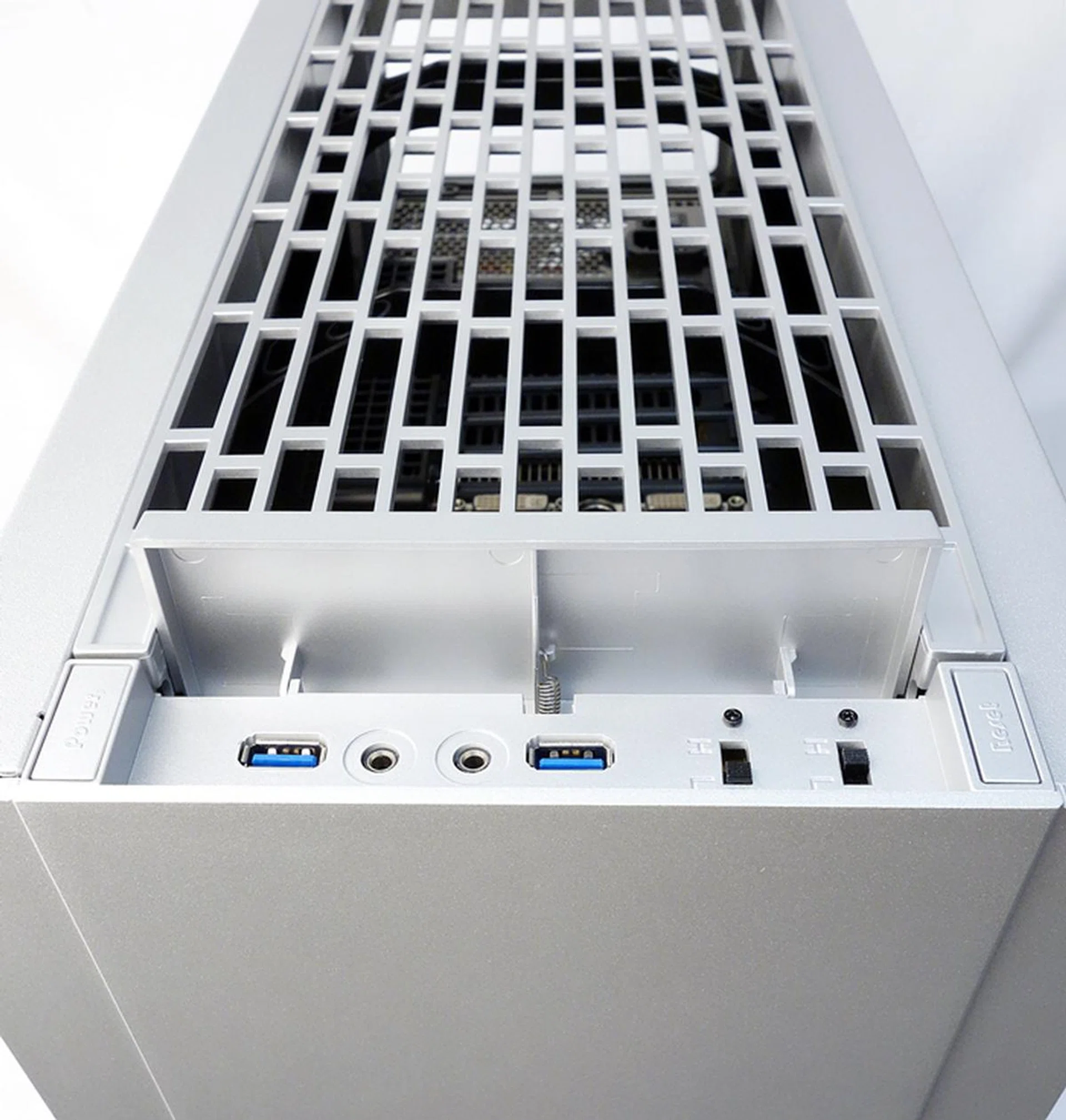 The I/O ports consist of two USB 3.0 ports, an audio jack, and a microphone input jack. There’s also a pair of fan control switches.