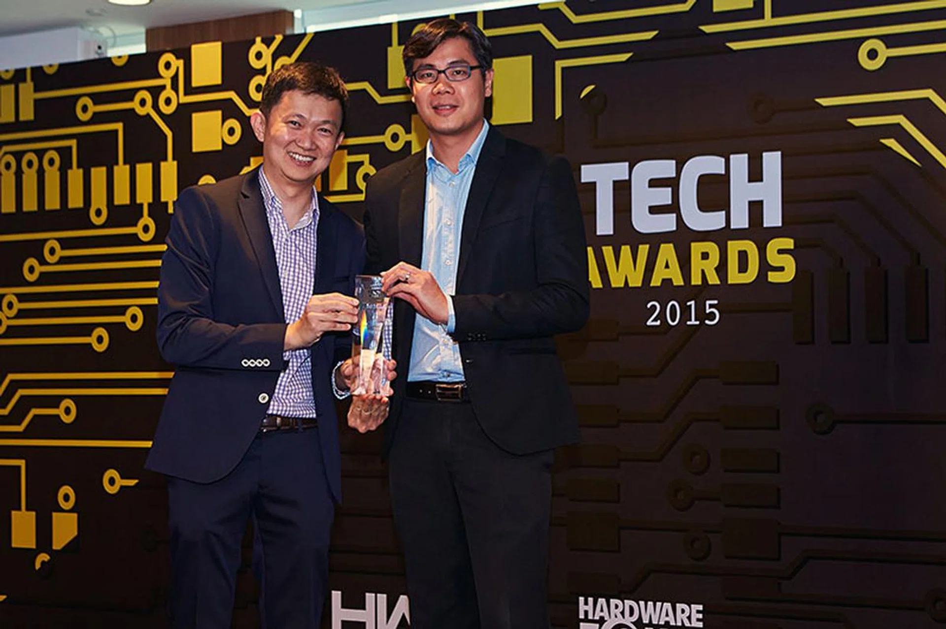 Samsung is the biggest winner at Tech Awards 2015, winning no less than 10 awards, including Editor's Choice for Best Curved TV (HU9000), Best 4K TV (HU8500), and Best Phablet (Galaxy Note 4); as well as Readers' Choice for Best SSD Brand, Best Monitor Brand, Best TV Brand, and Best Mainstream Smartphone Brand. Here's Mr. Eugene Goh, Vice President & Head, IT & Mobile, Samsung Electronics Singapore, accepting the awards.