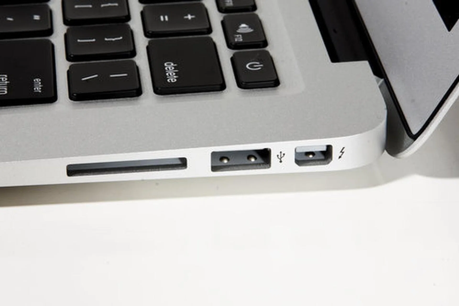 On the right, you can find the powerful ThunderBolt port, a USB 2.0 port, and SD-card reader. We prefer our ports to be on the side because they are easier to reach that way.