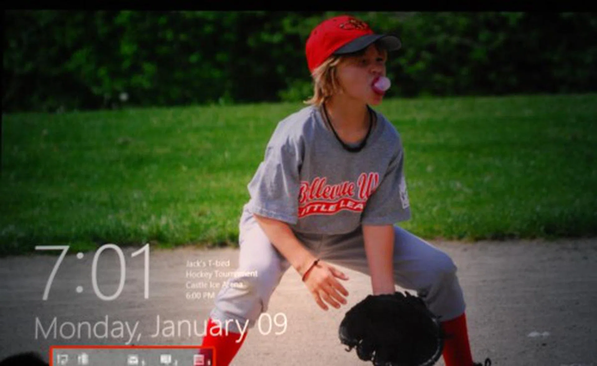 Highlighted in the lock screen, you can see status updates immediately without having to launch individual applications - a trait that has been brought over from the Windows Phone OS.
