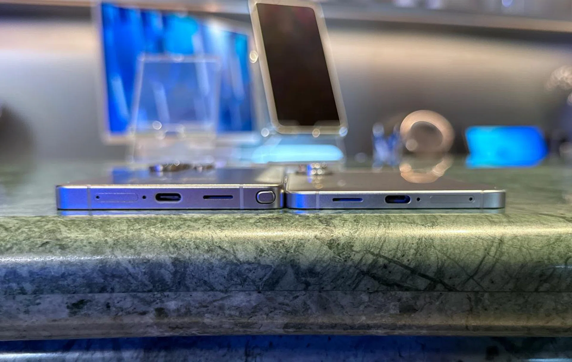 Samsung Galaxy S25 Ultra (left), Samsung Galaxy S25 Edge (right). Photo: HWZ.