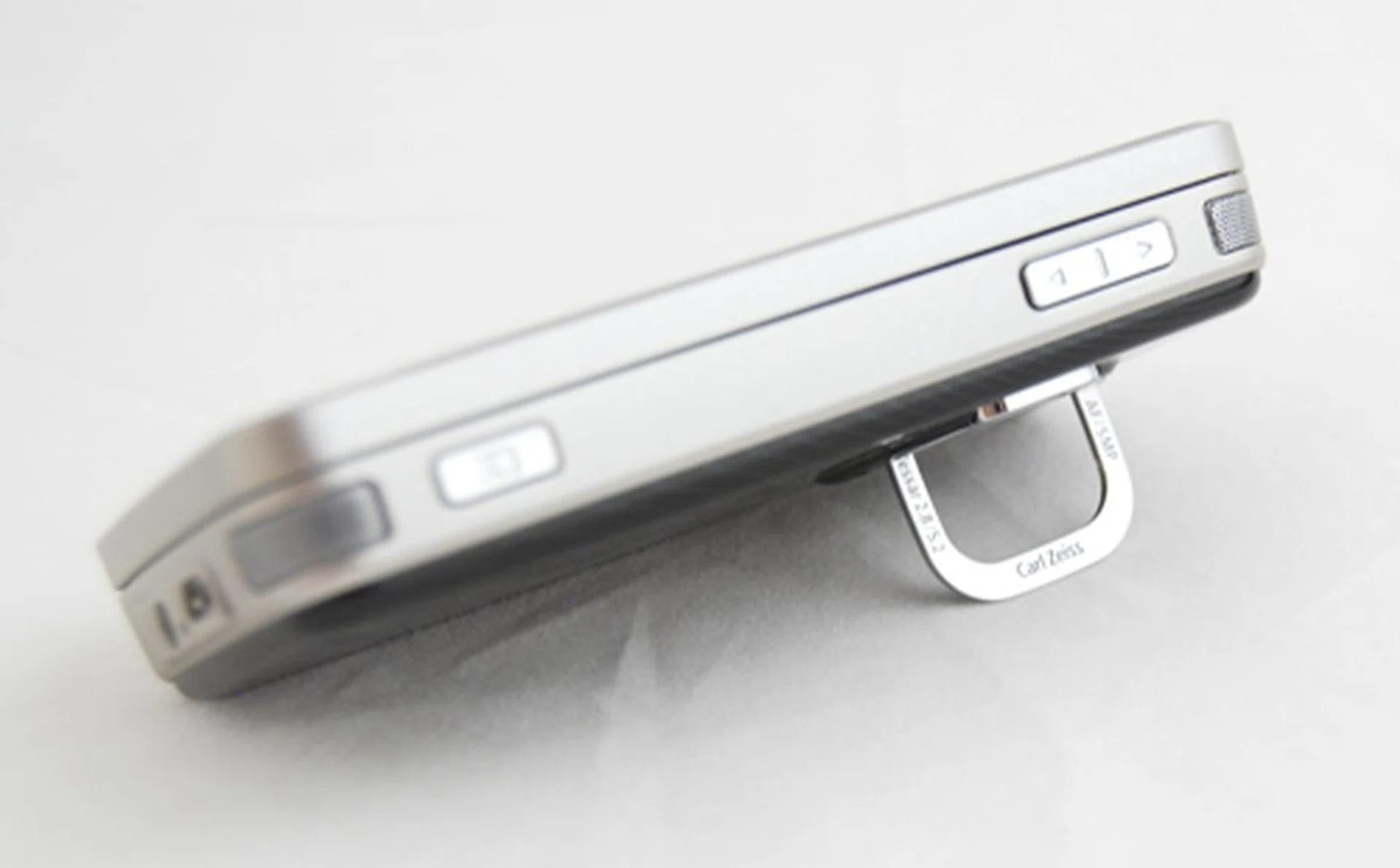 As a multimedia device, the N96 now comes with an integrated kickstand that lets you prop the device at an angle optimized for video viewing, and allowing the stereo speakers at the right profile to project your music.