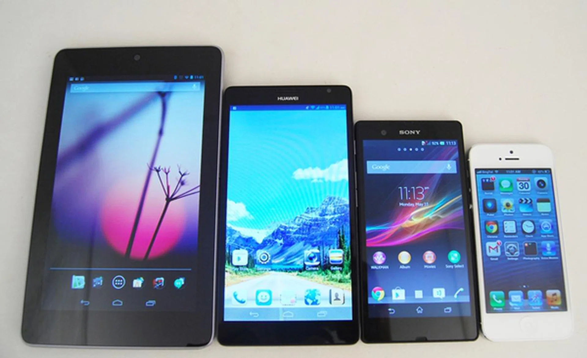 The Huawei Ascend Mate is approaching the 7-inch tablet territory. <br>From left to right: ASUS Nexus 7, Huawei Ascend Mate, Sony Xperia Z and Apple iPhone 5.