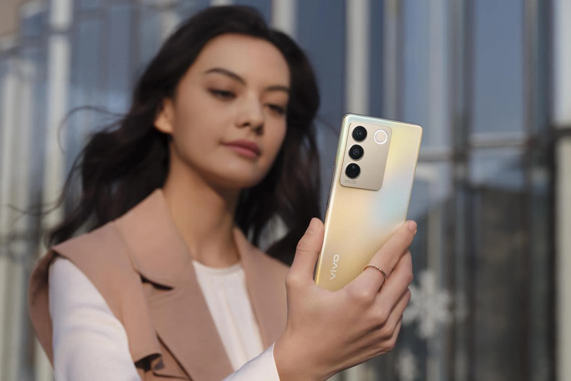 Vivo V27 in Flowing Gold.