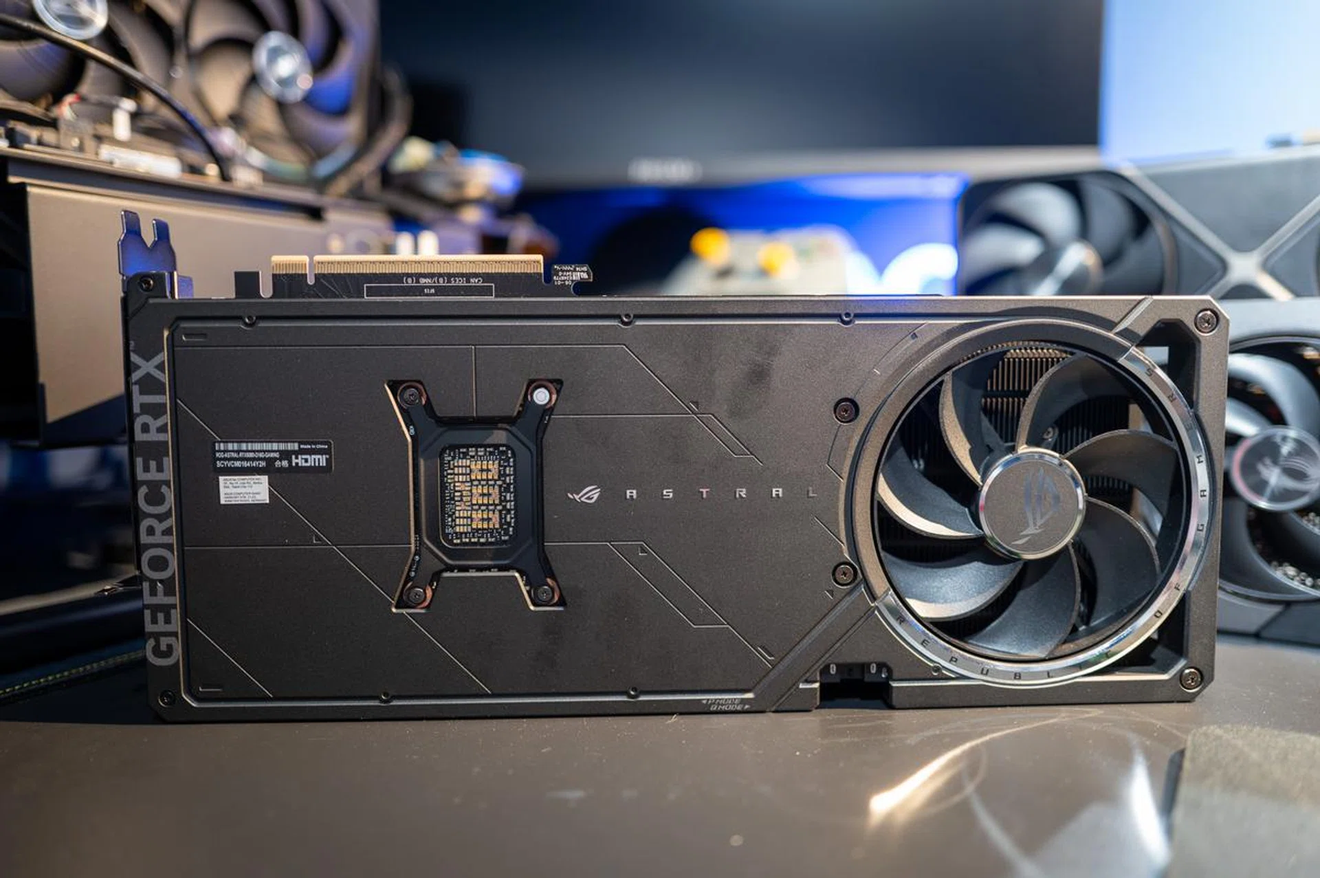 The fourth fan is built at the rear of the card. (Image: HWZ)