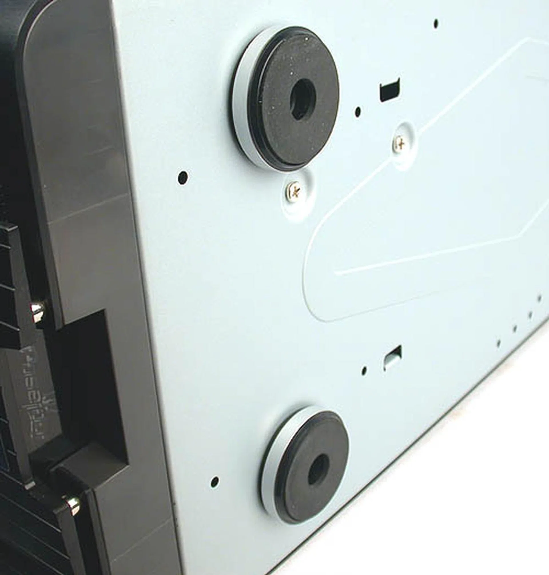 These are quite the skid-proof foot stands and they do a great job keeping the casing secure at its location as we found out. 