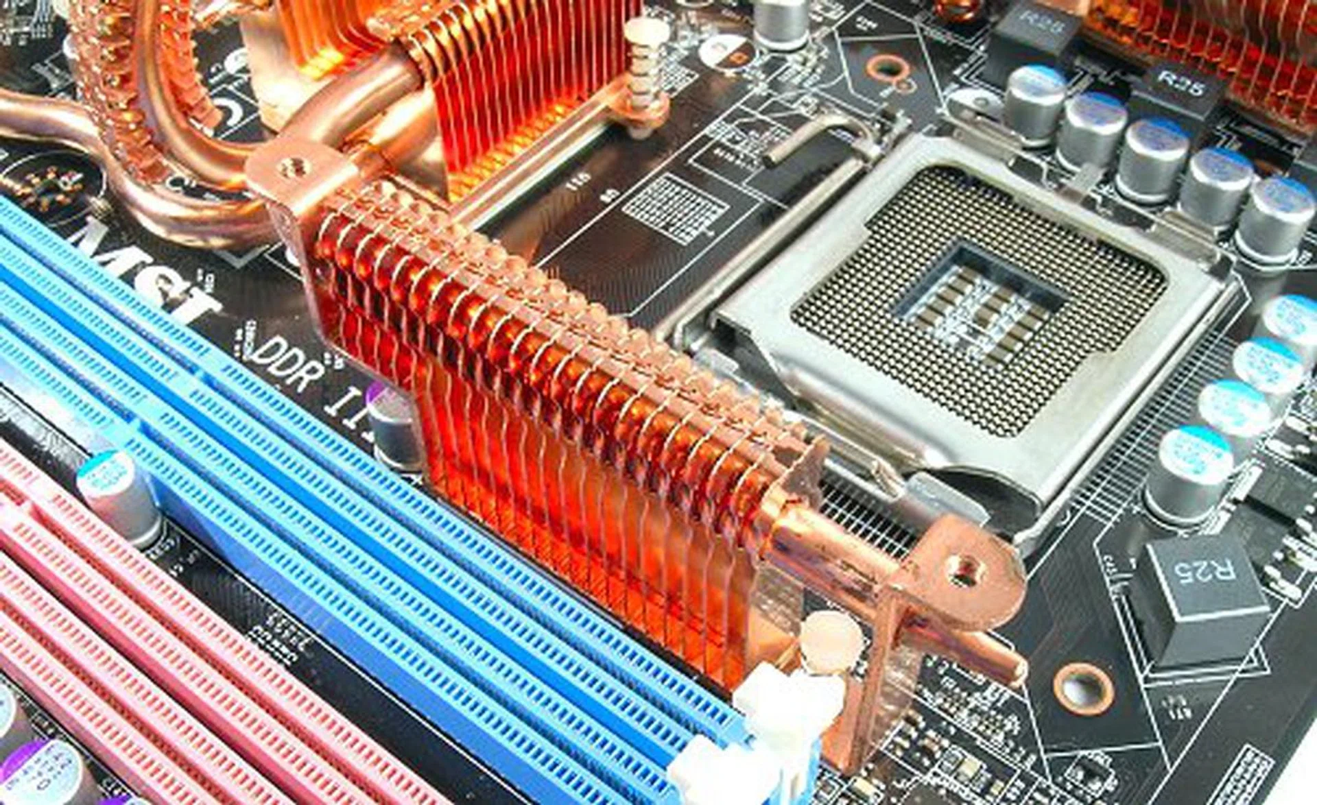 There is an extra set of heat-pipe and fins below the CPU socket that doesn't really have any use at the moment, but notice the screw holes on either side? It is rumored that there will be an additional extension to the whole cooler that will somehow cover the DIMM slots as well.