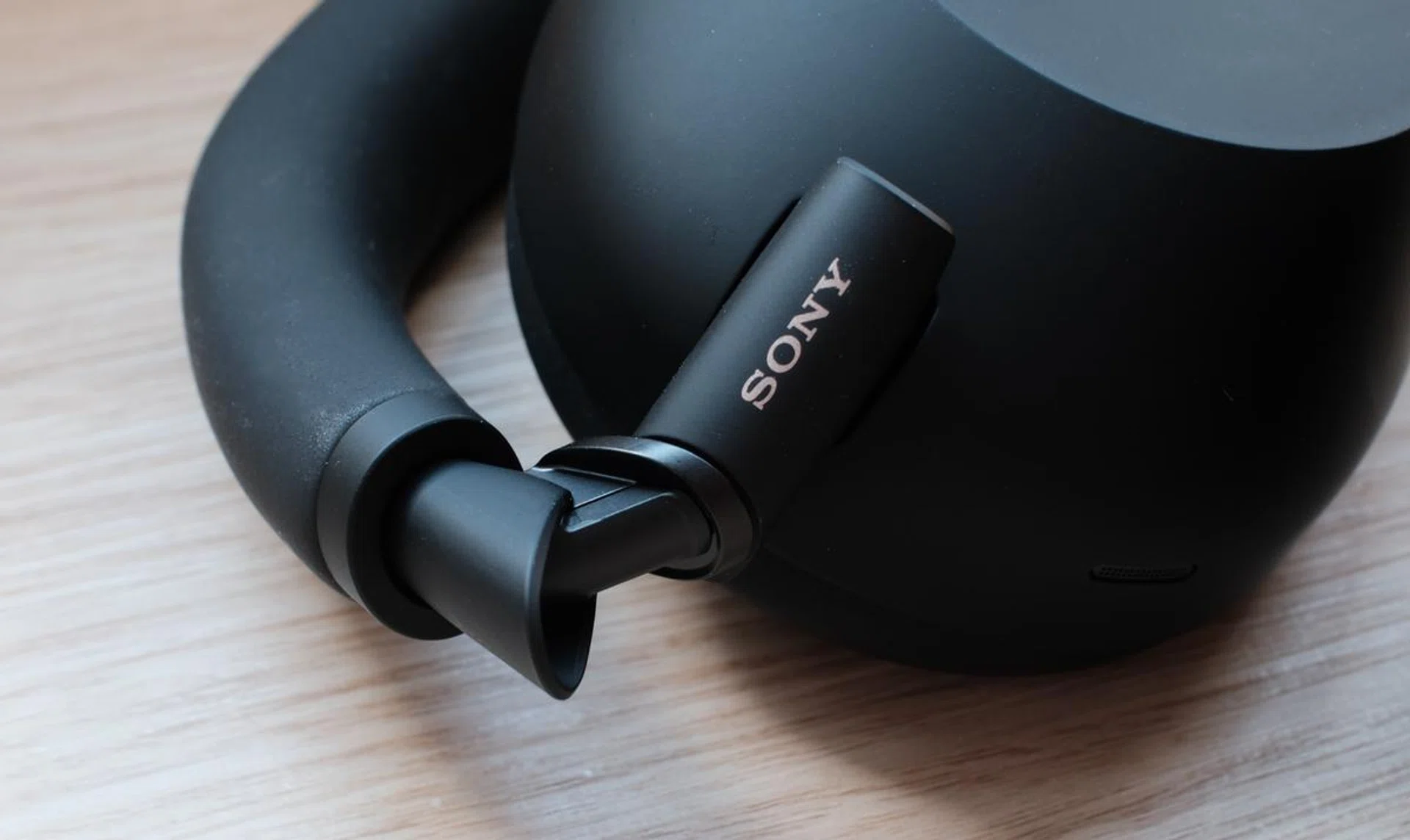 Hinges return! However, Sony's hinges have a bit of a mixed reputation. We'll have to wait and see how it holds up in the real world. Photo: HWZ