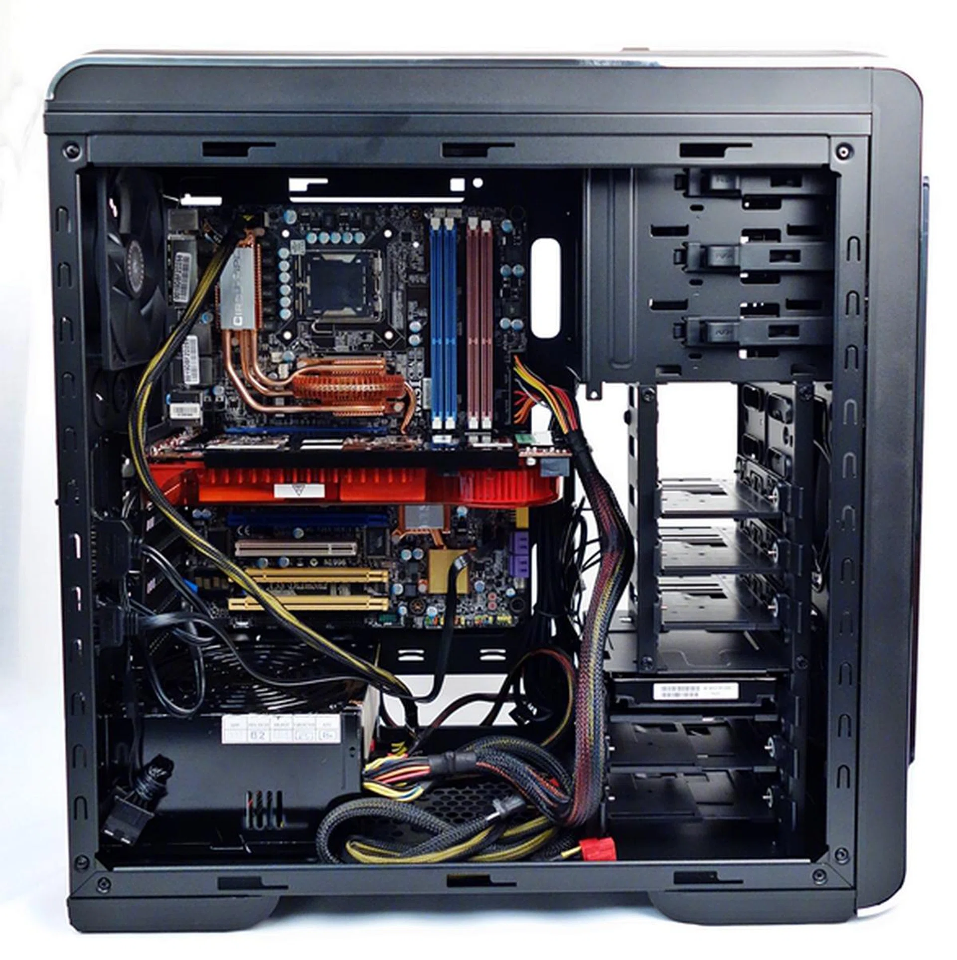 The installation went along without any hitches and even without much cable management, the casing appears to cope well and has reasonable spacing throughout.