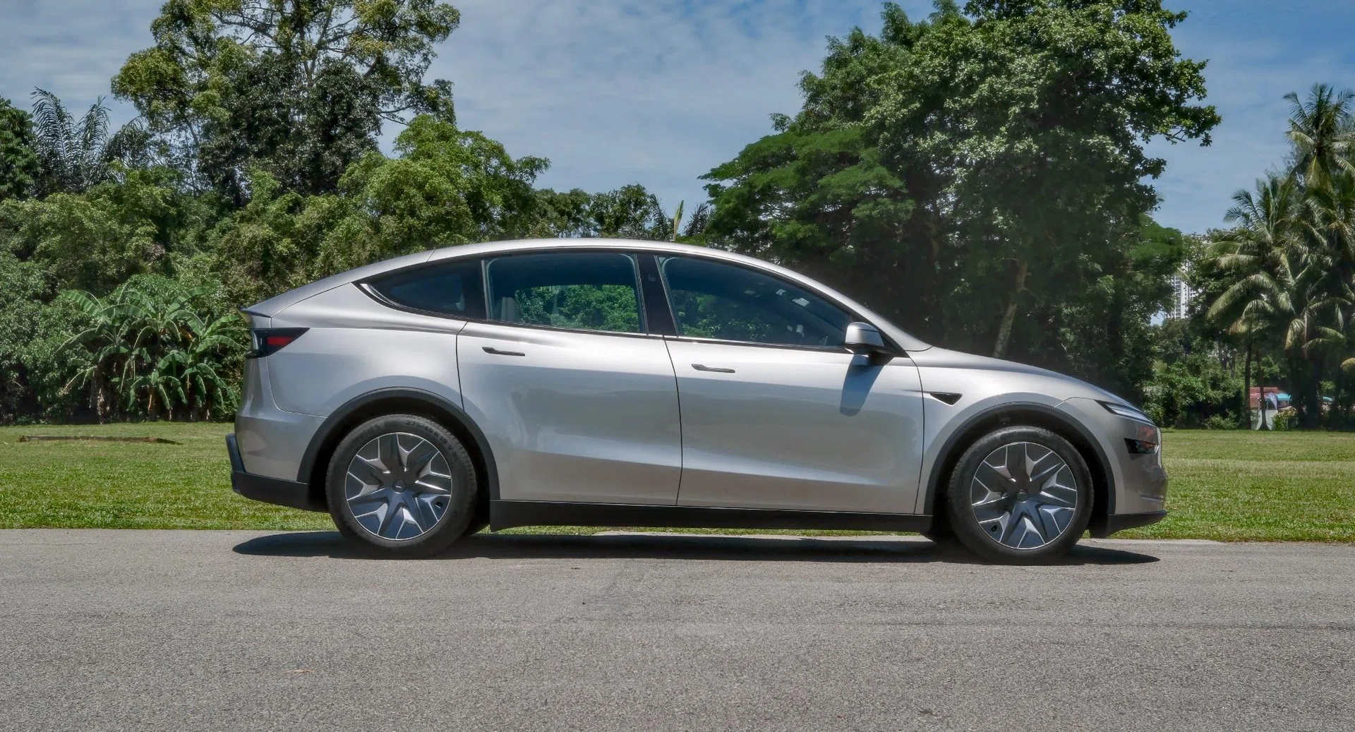 Tesla Model Y L side profile