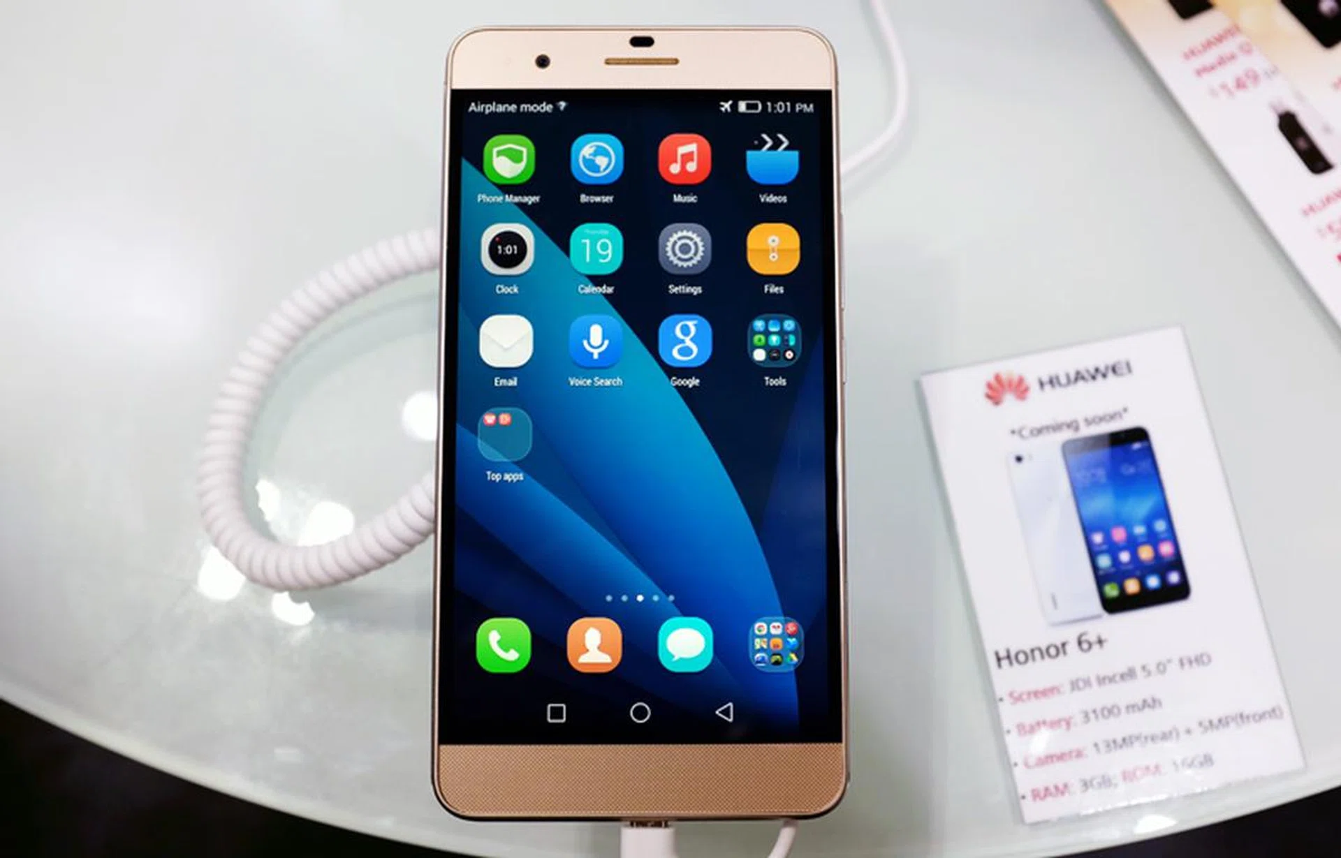 Looking for some bling in your life? The 6-inch Huawei Mate 7 Golden Edition isn't just pretty, it's also an upgrade from the standard Mate 7, boasting dual SIM functionality, 3GB RAM and 32GB internal storage. The Mate7 Golden Edition is available at the ITshow for $899 and comes with a free Bluetooth speaker, world travel adapter, extended six month warranty, Mate 7 VIP concierge card, 32GB microSD card, nano liquid screen protector and smart cover.