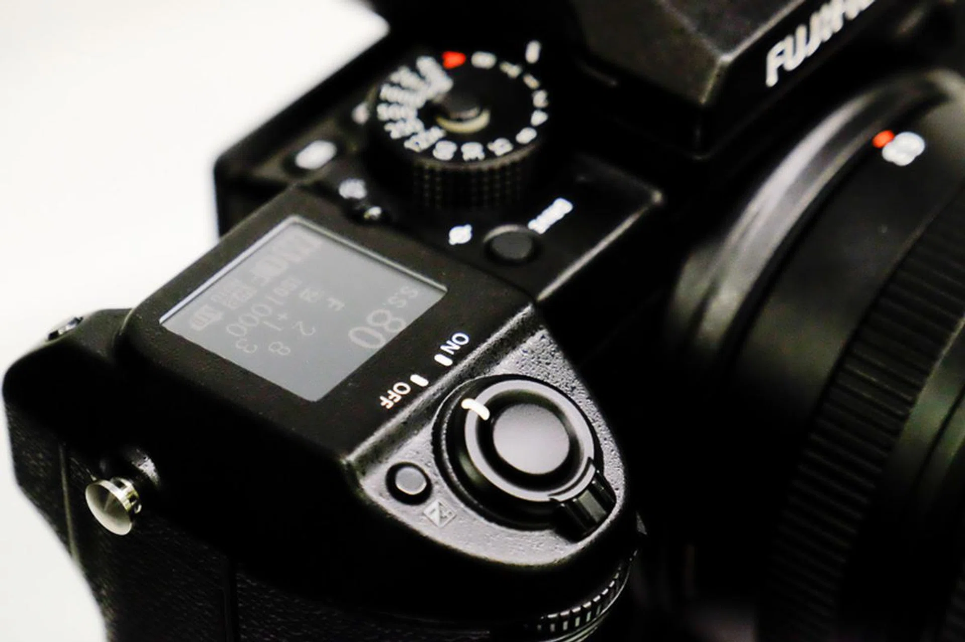 The large top LCD displays your camera settings even after the camera is turned off.