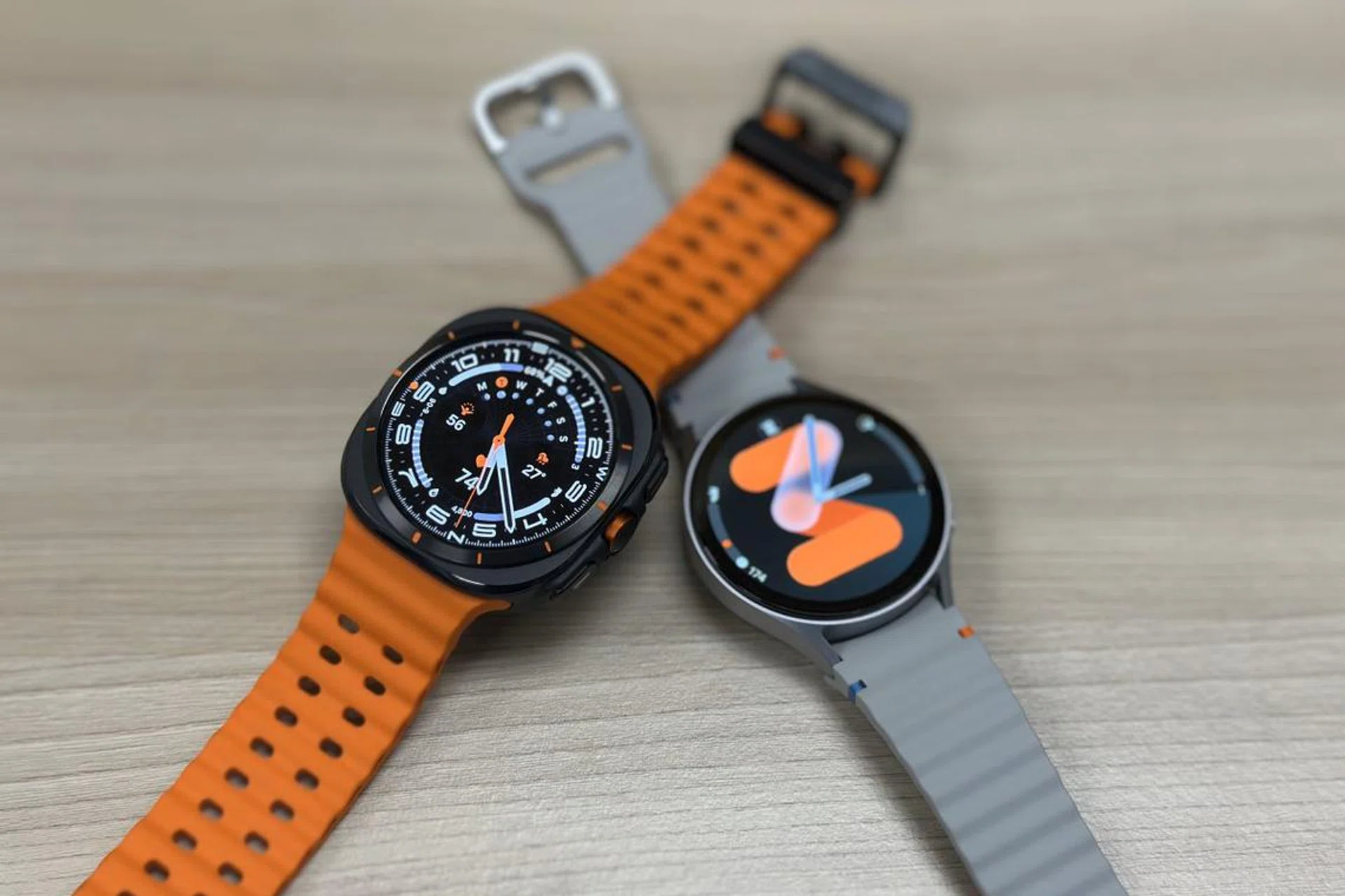 The sleep apnea feature is supported on Galaxy Watch Series 4 and later models running Wear OS 5.0 or later. Pictured here are the Galaxy Watch Ultra and Watch 7. Photo: HWZ