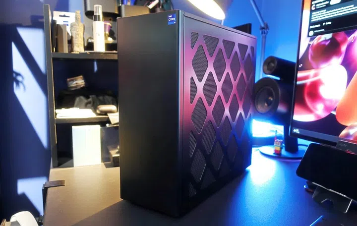 This is the very recent Intel NUC 13 Extreme system. 