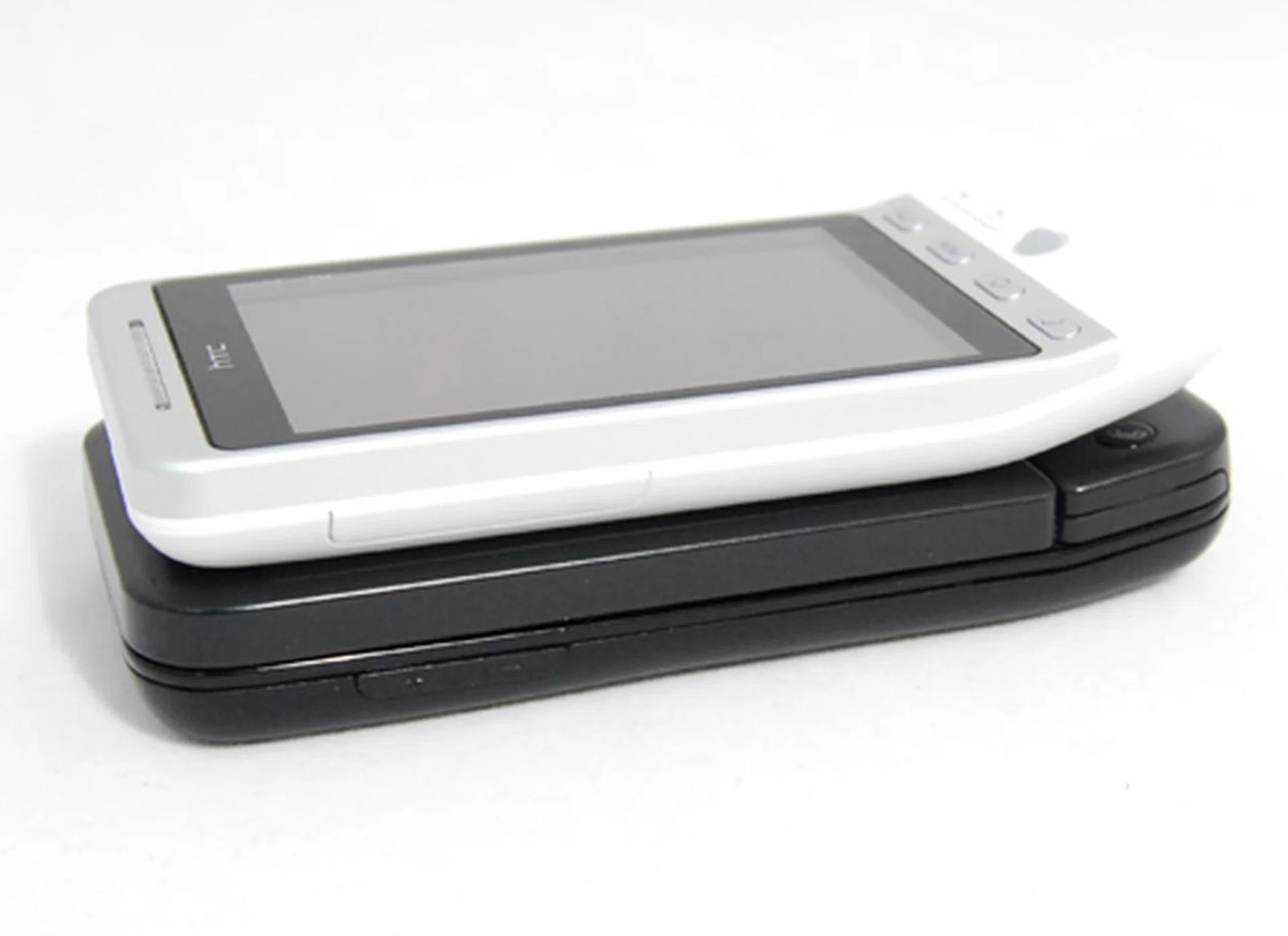 The HTC Hero's slim profile is a far cry from its predecessor, the HTC Dream's chunkier form factor. Of course the Dream has a full QWERTY keypad but the Hero doesn't.