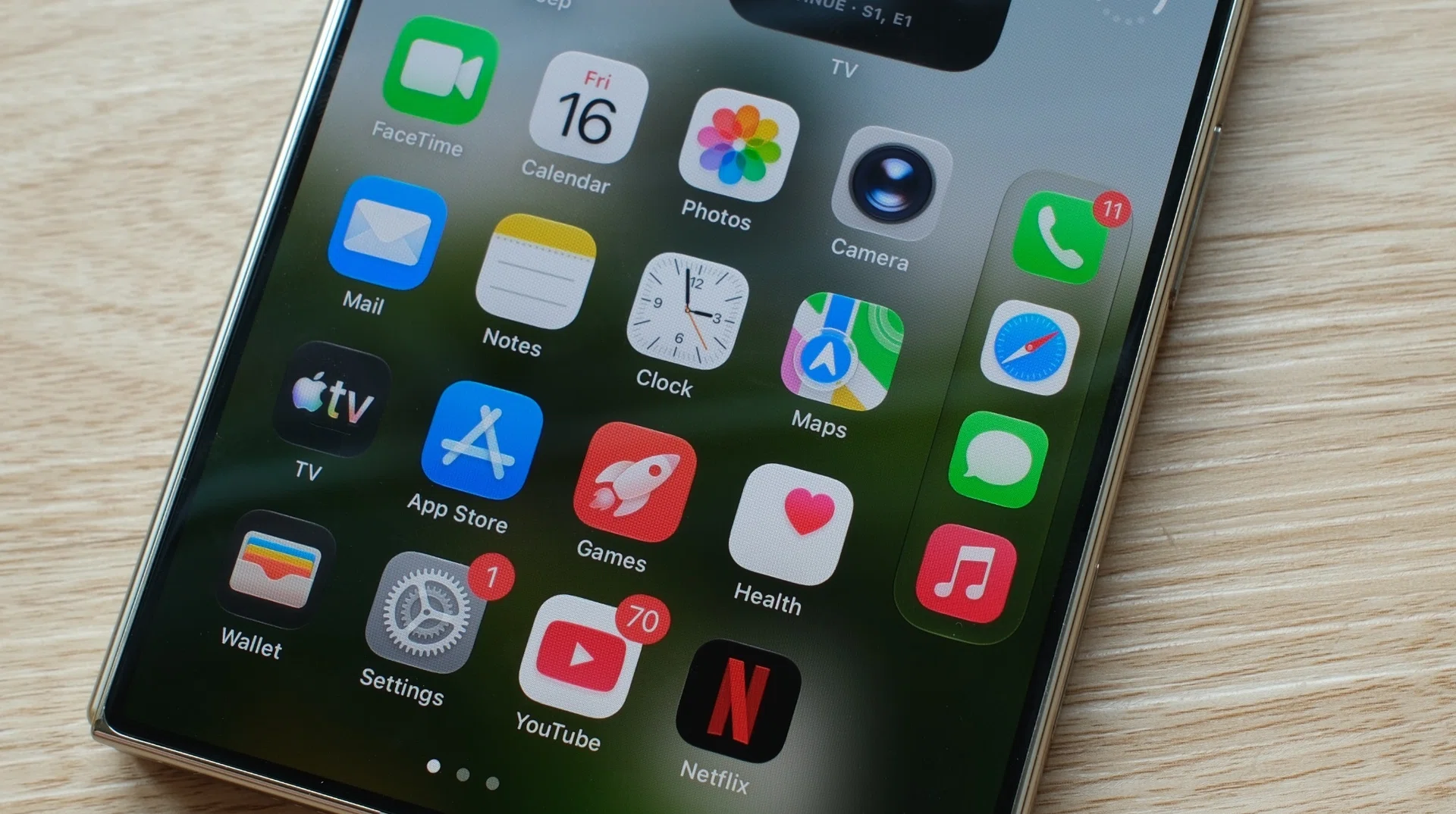 iPhone Dock right side display