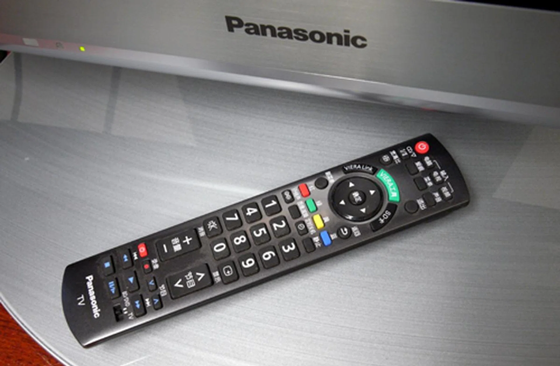 Panasonic is deploying a similar remote wand across their PDP offerings. The stick is well labeled (aside from the confounding Chinese characters) and responsive, however, there's still no sign of any active input selections. You'll need to scroll through a list of AV devices to select your input of choice manually.