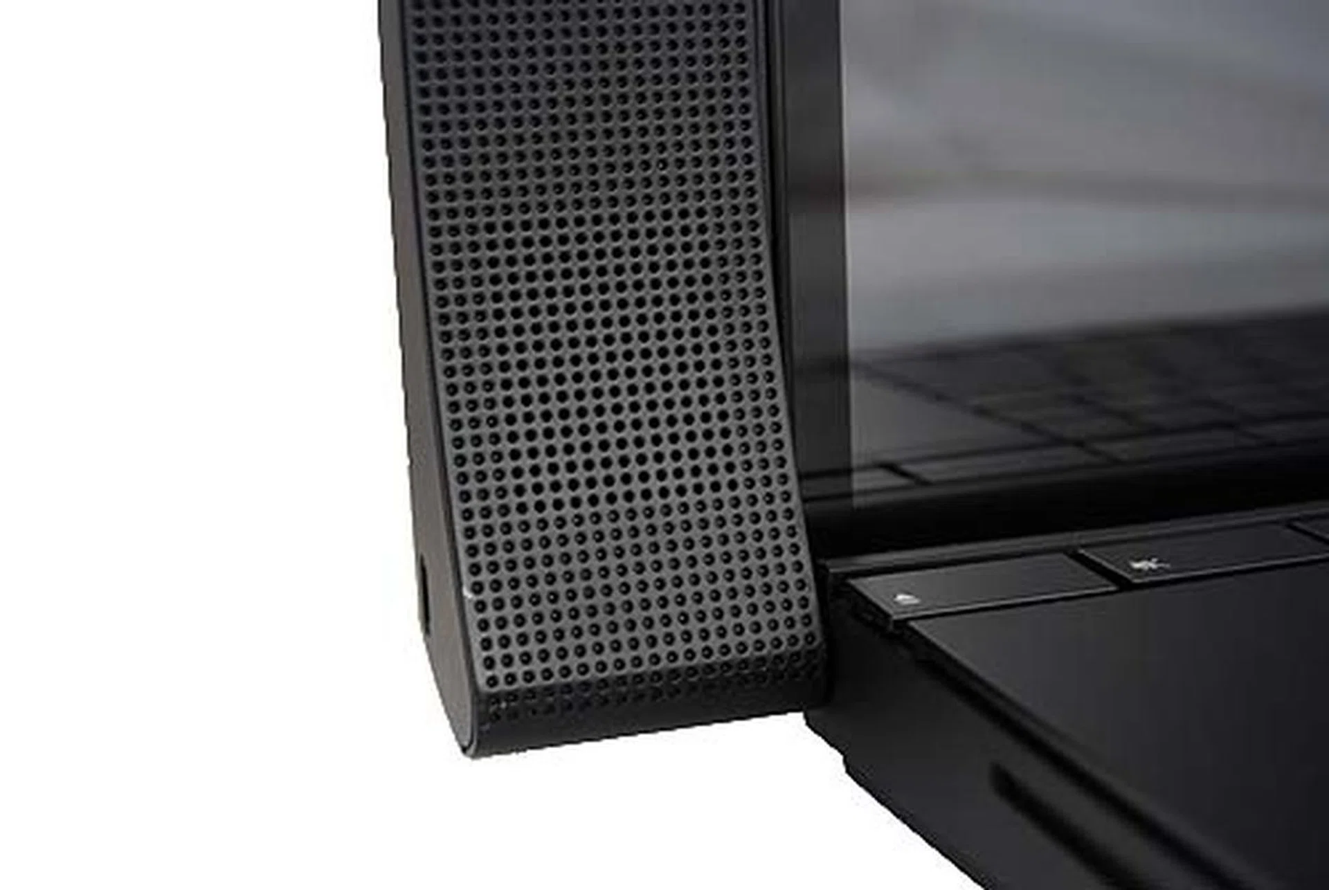A closer look at the speakers based on ASUS SonicMaster technology, which is in turn co-developed with Bang & Olufson ICEpower. ASUS touts that the speakers have oversized resonance chambers that are ten times larger than those found on regular notebooks, thus improving its sonic performance. We'll soon relay our findings on audio quality from our formal testing.