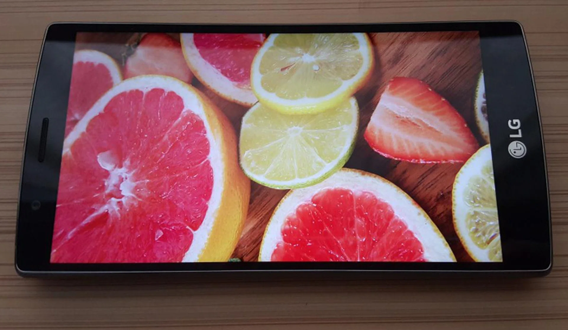The 5.5-inch Quad-HD display of the LG G4 is really crisp, bright and vibrant.