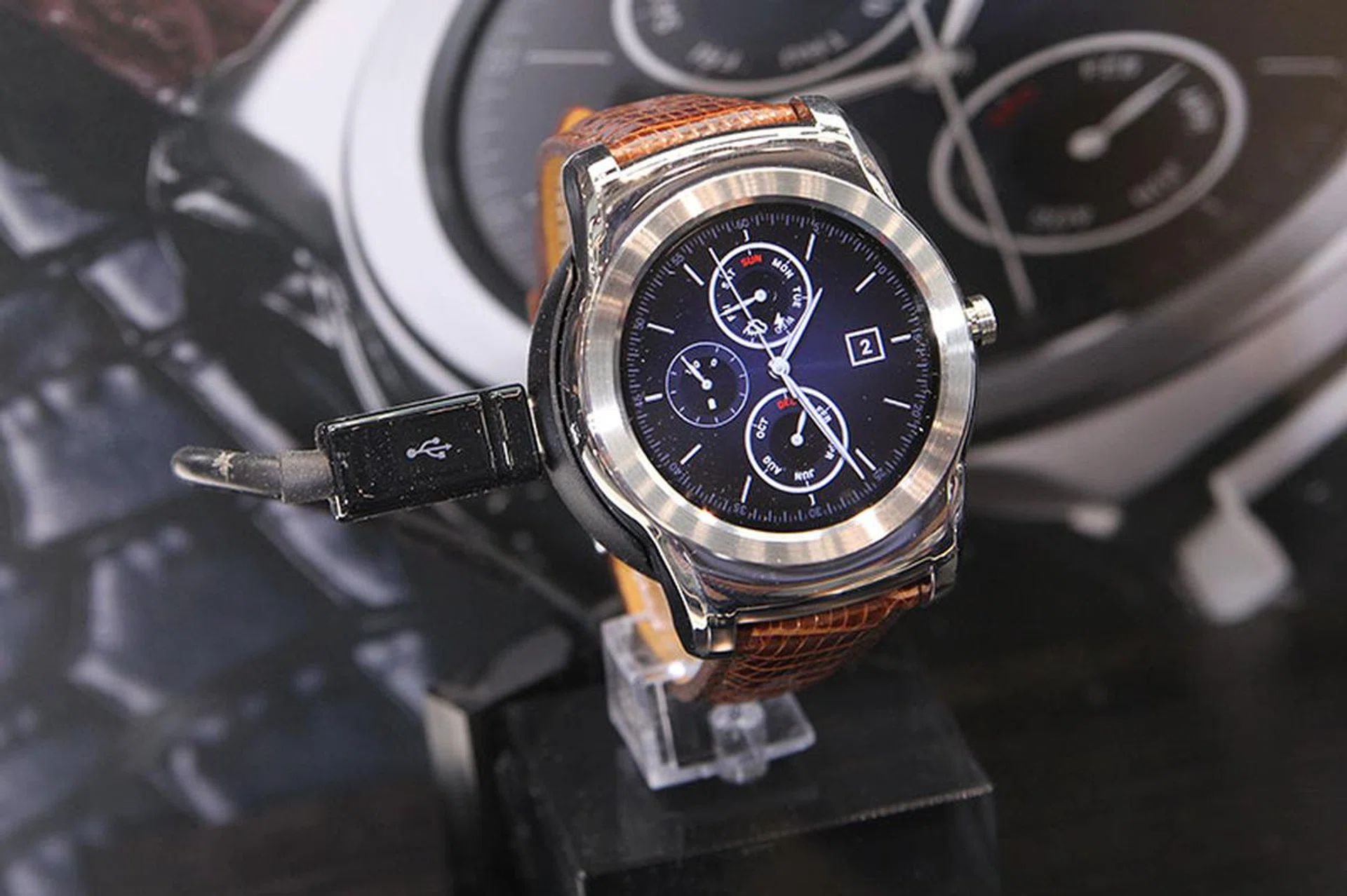 The LG Watch Urbane LTE may get all the limelight because of its cellular functionality, but its Android Wear-based Watch Urbane sibling is also a stunner, especially with the correct strap.