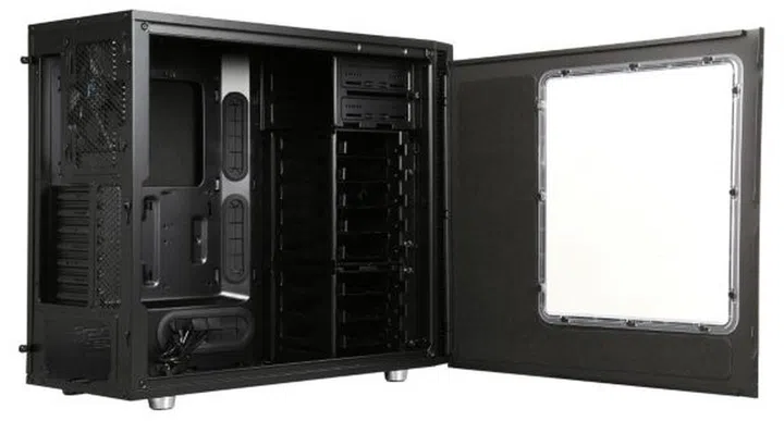 Other than its all-black interior, the new Define R5 Blackout retains the same internal layout and design as the original Define R5. (Image Source: Tom's Hardware)