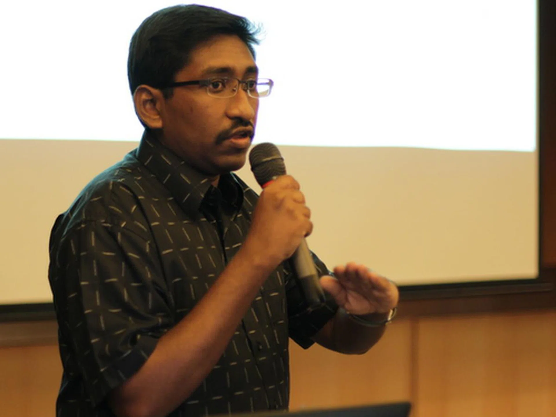 HardwareZone Editor, Vijay Anand giving attendees a quick breakdown of what to expect from the day's Windows 8 hands-on session and what this HardwareZone PlayTest event in collaboration with Microsoft was meant to achieve.