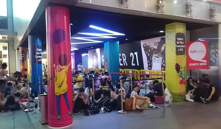 The queue outside 313 for EpiCentre at 9.45PM last night.