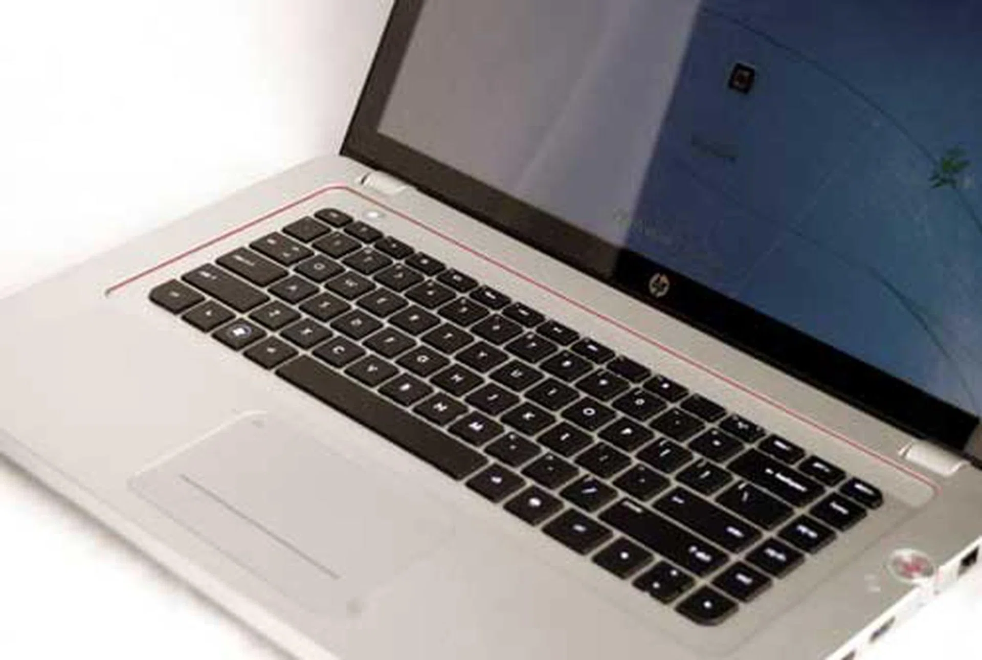 Clean and simple is how we like our notebook's interior. However, we won't mind a dash of personality like the red line along the keyboard housing.