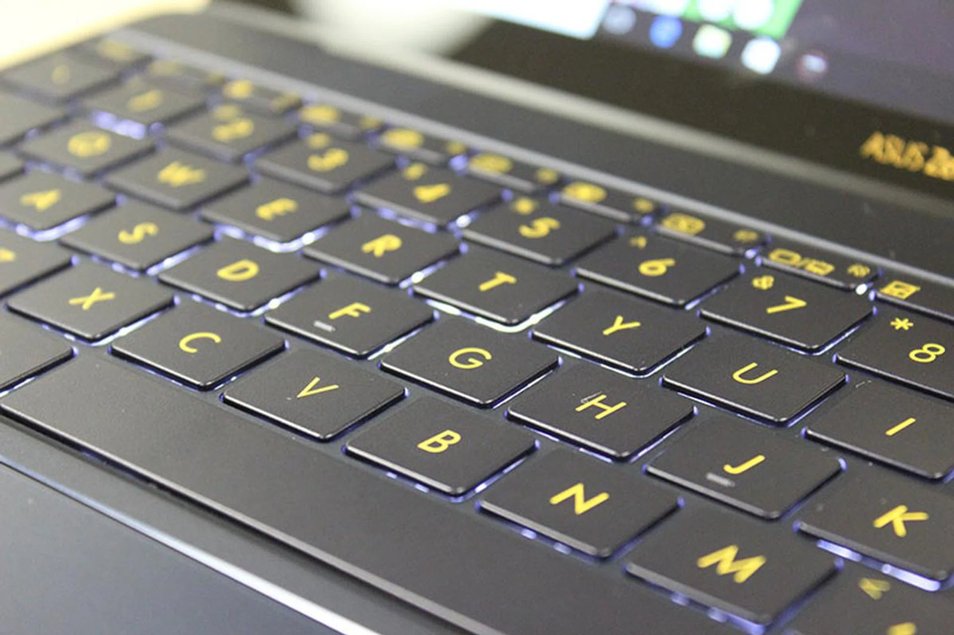 ASUS ZenBook 3 keyboard