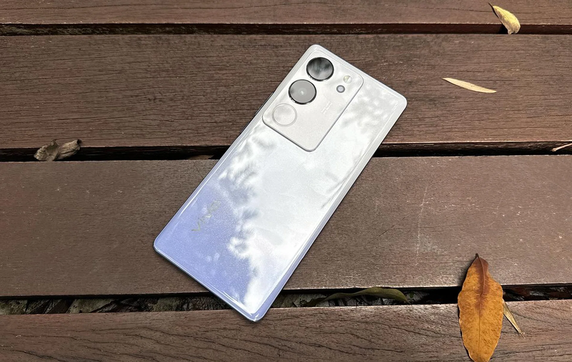 The Vivo V29's rear (in Starry Purple) comes in a translucent-like, 3D finish.